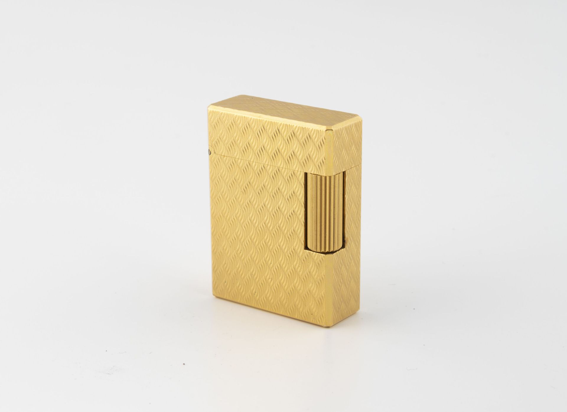 ST. DUPONT & HERMES Paris Encendedor de metal dorado con decoración chevron guil&hellip;