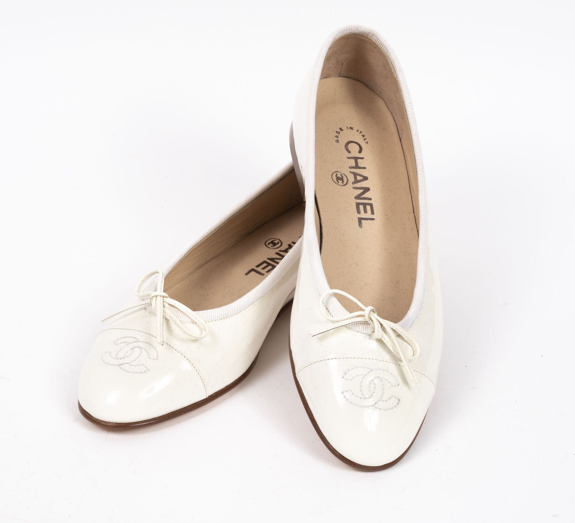 Pair of ballerinas in ivory patent leather, round toe wi…