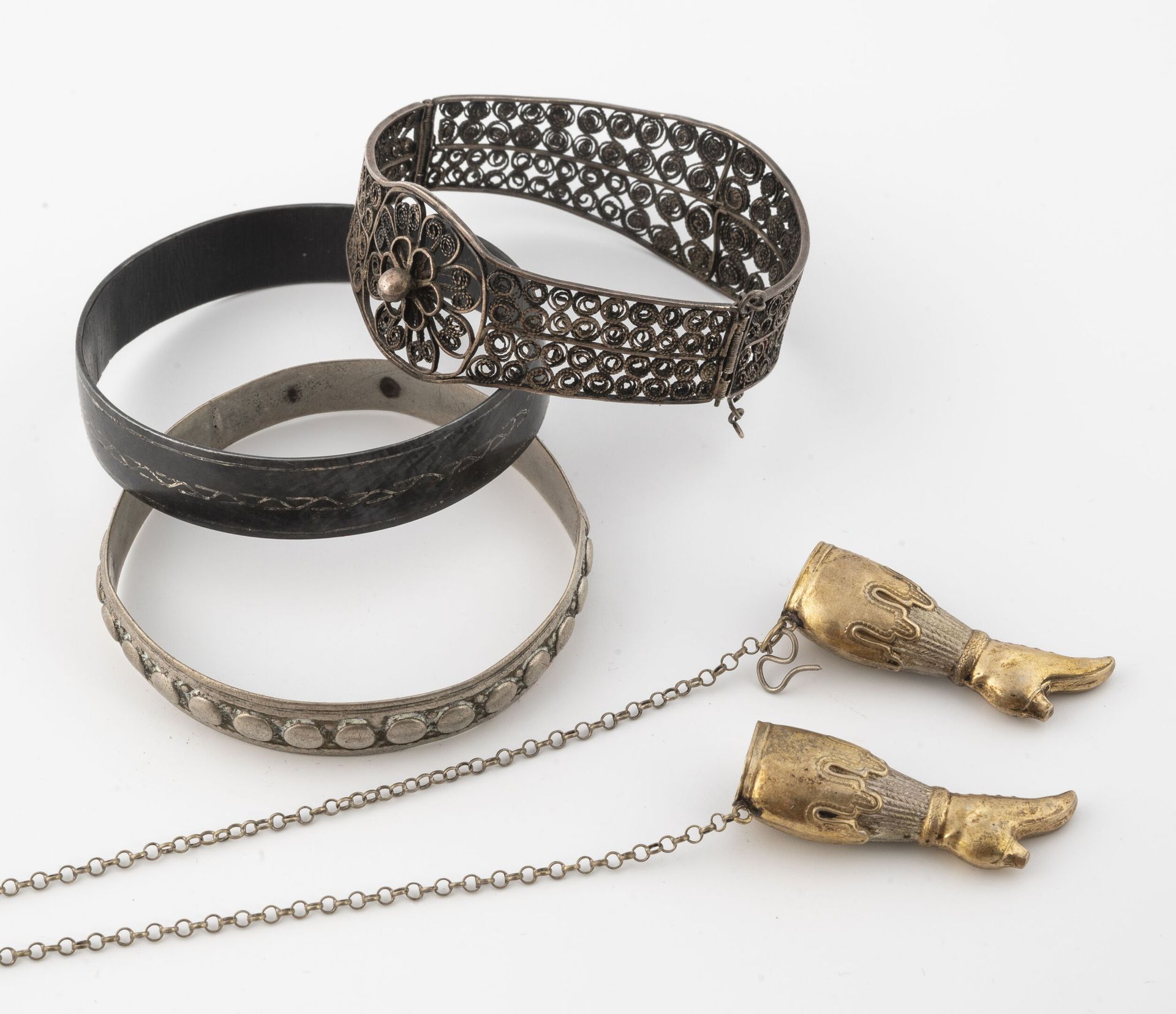 Null Lot en métal doré et argenté, comprenant :
- Un collier avec pendentifs en &hellip;