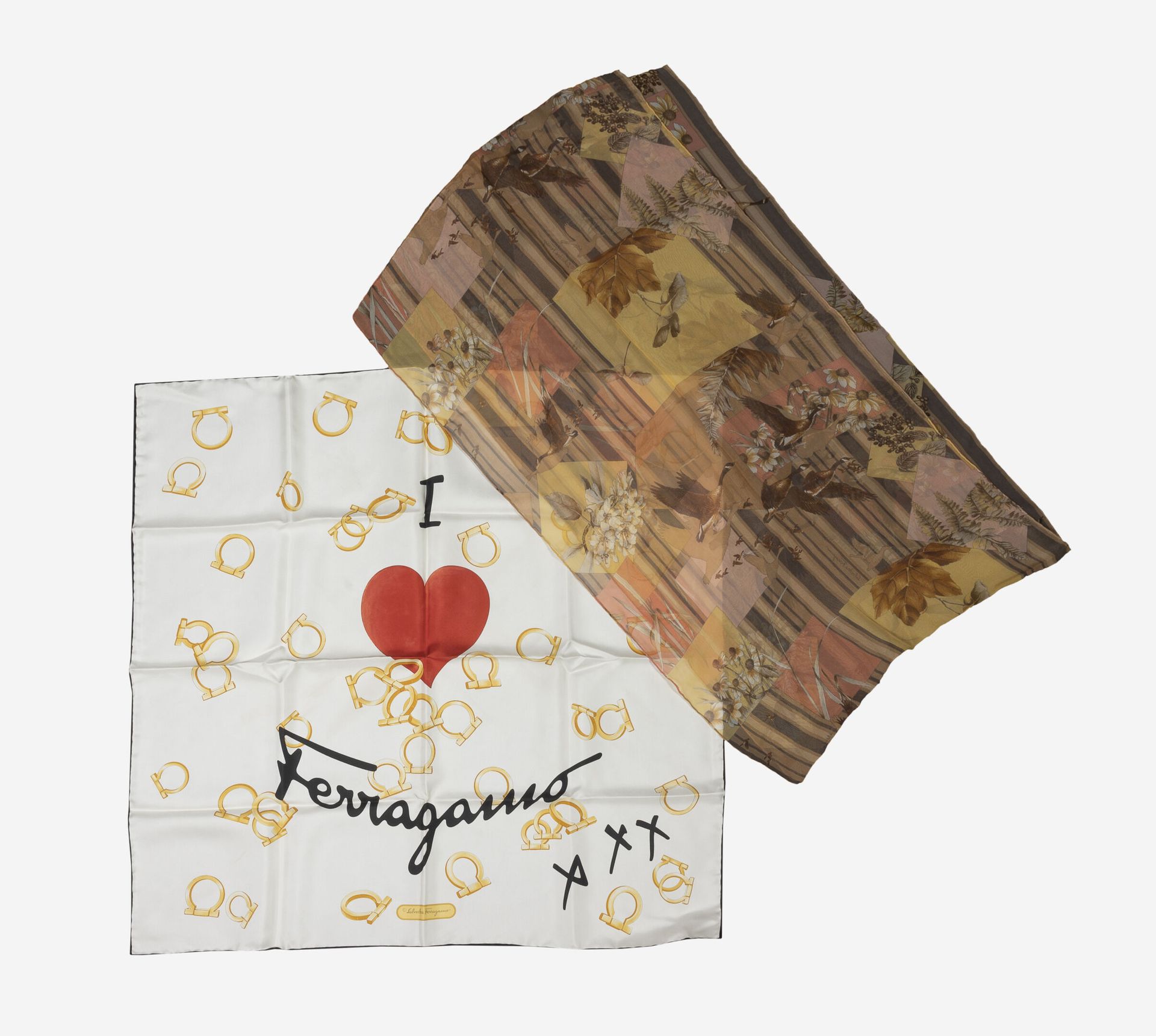 Salvatore FERRAGAMO 一套两个方块。
- 白色背景上印有心形和金色卷发的丝绸广场。
题为 "我爱菲拉格慕"。
签名在一个圆圈内。
67 x 6&hellip;