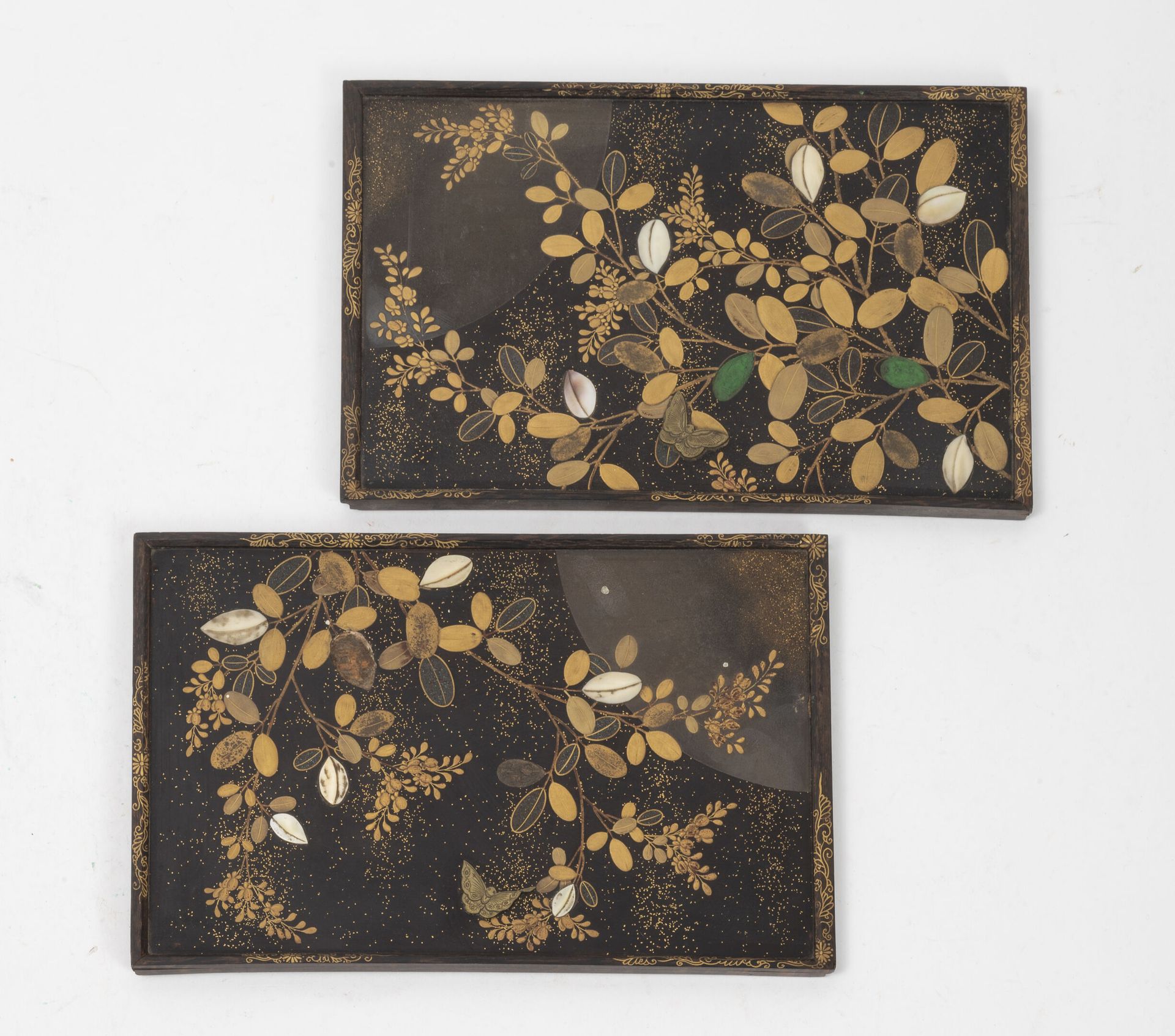 JAPON, fin de la période Meiji (1868-1912) Dos pequeñas bandejas rectangulares d&hellip;