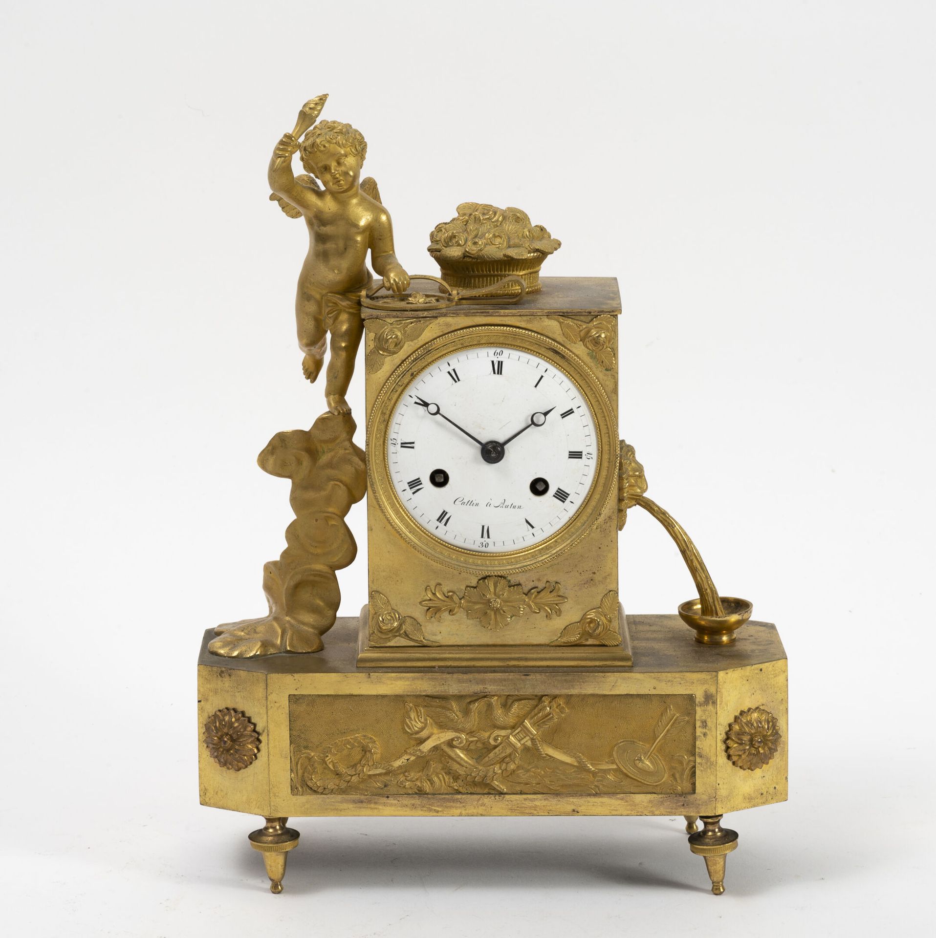 Null Small gilt bronze clock decorated with Love caught in a trap holding a torc&hellip;