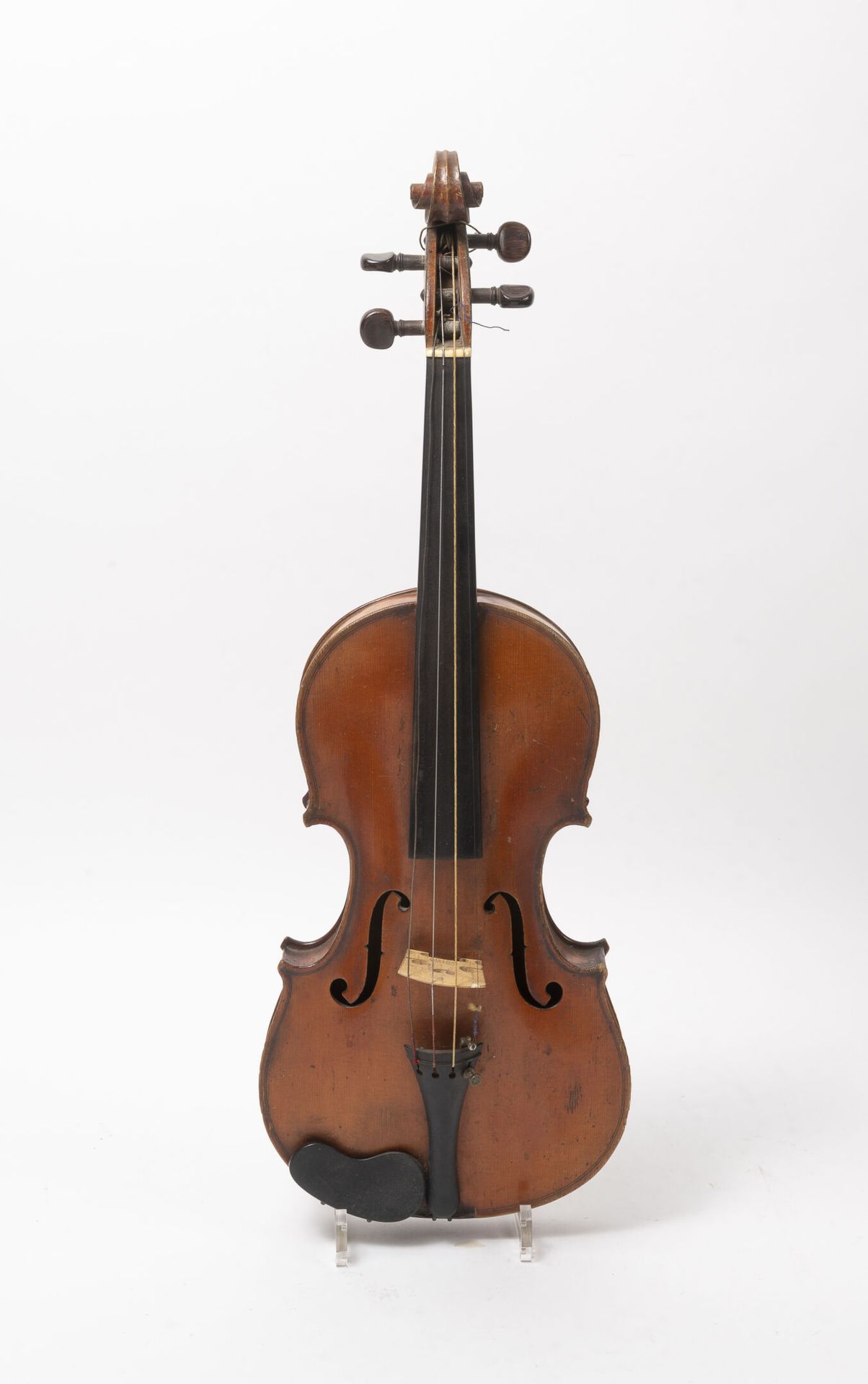 MIRECOURT vers 1860 研究小提琴。 
附带两个蝴蝶结和箱子布
长度：60厘米。 
清漆有轻微损坏。