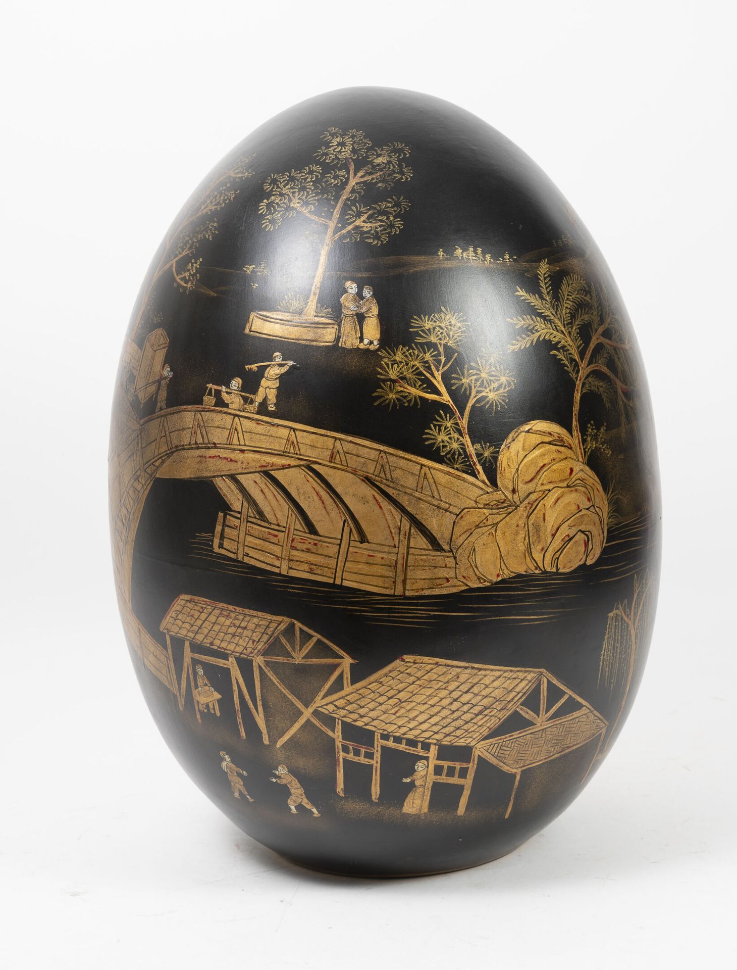 Null OEuf en céramique peinte doré sur fond noir, à décor de scènes de vie chino&hellip;