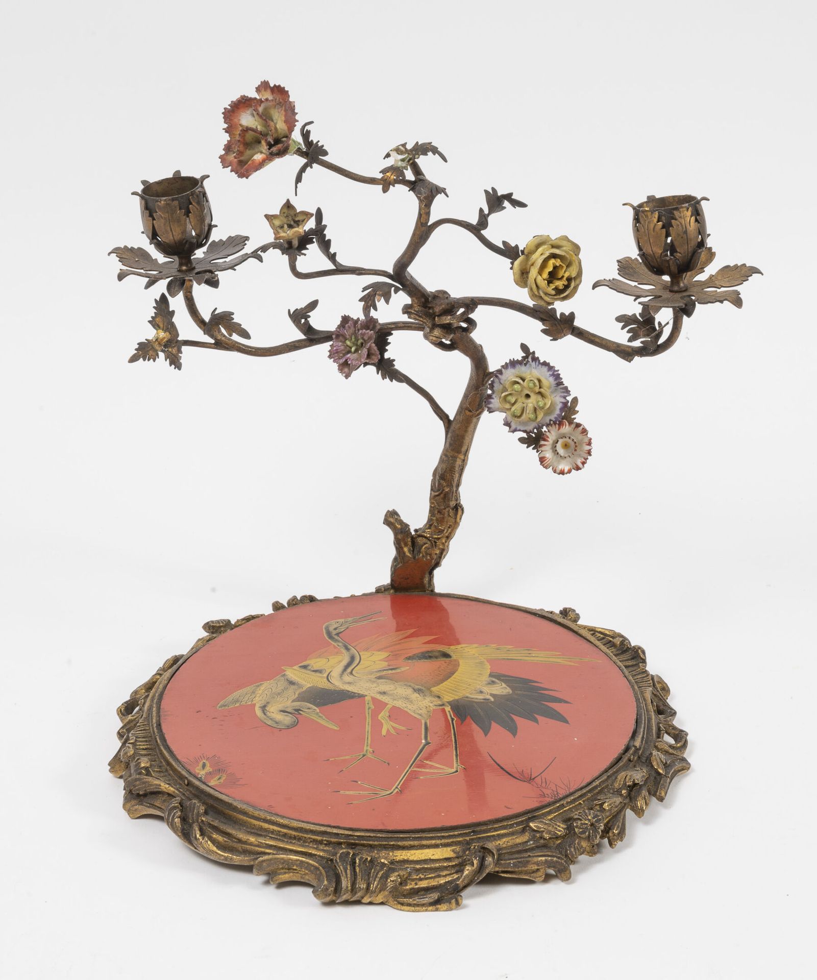 FRANCE, seconde moitié du XIXème siècle 烛台以一棵树为主题，有两个塔尖，上面点缀着多色瓷花，底座是由亚洲红、黑和鎏金漆板&hellip;