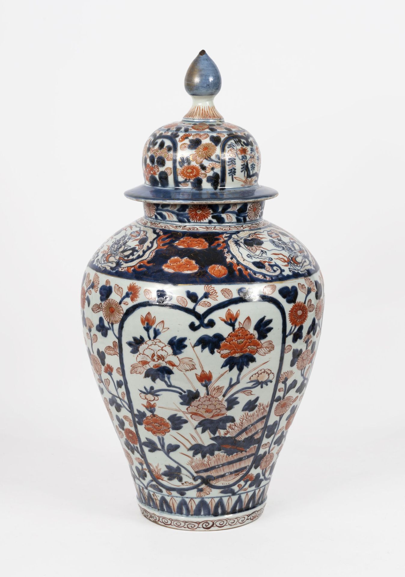 JAPON, fin XIX-XXème siècle 大瓷瓶，红色和蓝色的伊万里装饰，金色的山茶花和花朵的亮点。 
H.62厘米。 
珐琅彩有缺陷，镀金有磨损&hellip;