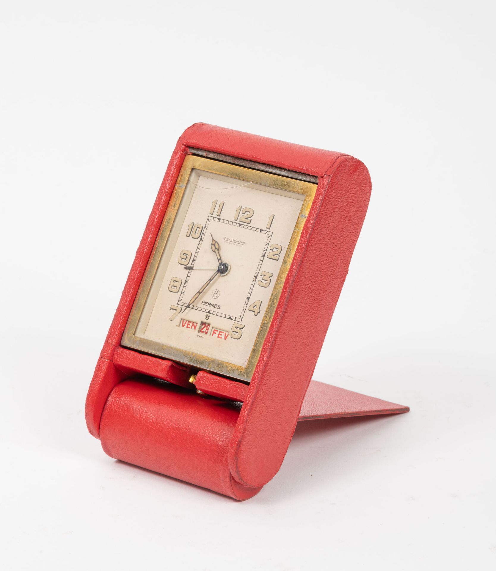 JAEGER LECOULTRE et HERMES 鎏金金属小闹钟，呈长方形，用红色皮革包裹。 
表盘上有Jaeger Lecoultre和Hermès的签名&hellip;