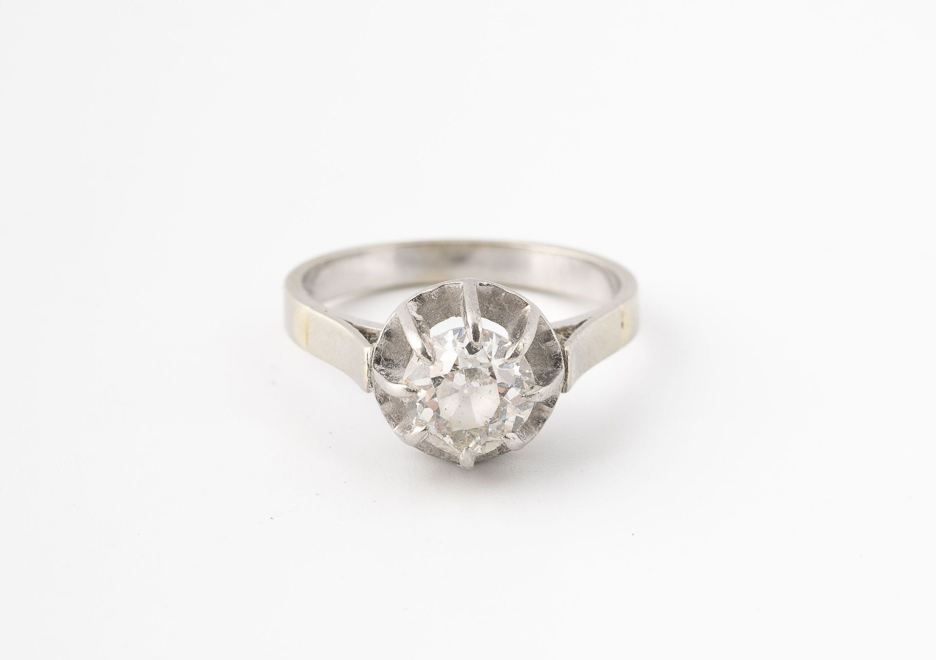 Null 白金（750）和铂金（850）单颗戒指，以爪镶老式切割钻石为中心。
毛重：3.9克 - 手指大小：53。
钻石的大约尺寸：0.5克拉左右。
刮痕和断裂&hellip;