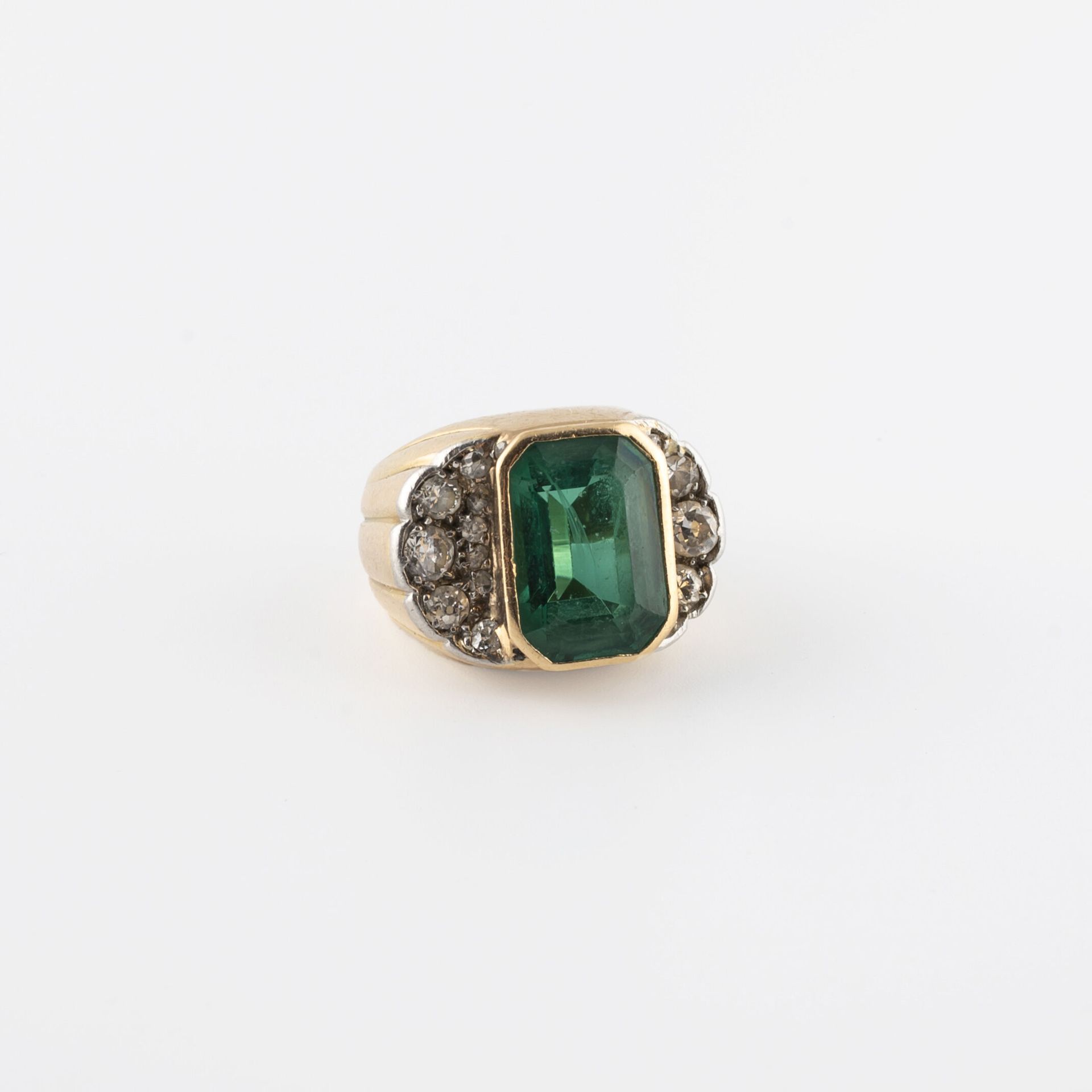 Null 黄金（750）和铂金（850）戒指，以封闭式镶嵌的合成祖母绿为中心，两翼铺设古老或现代的明亮式切割钻石，以种子镶嵌。 
毛重：12.2克 - 手指大小&hellip;