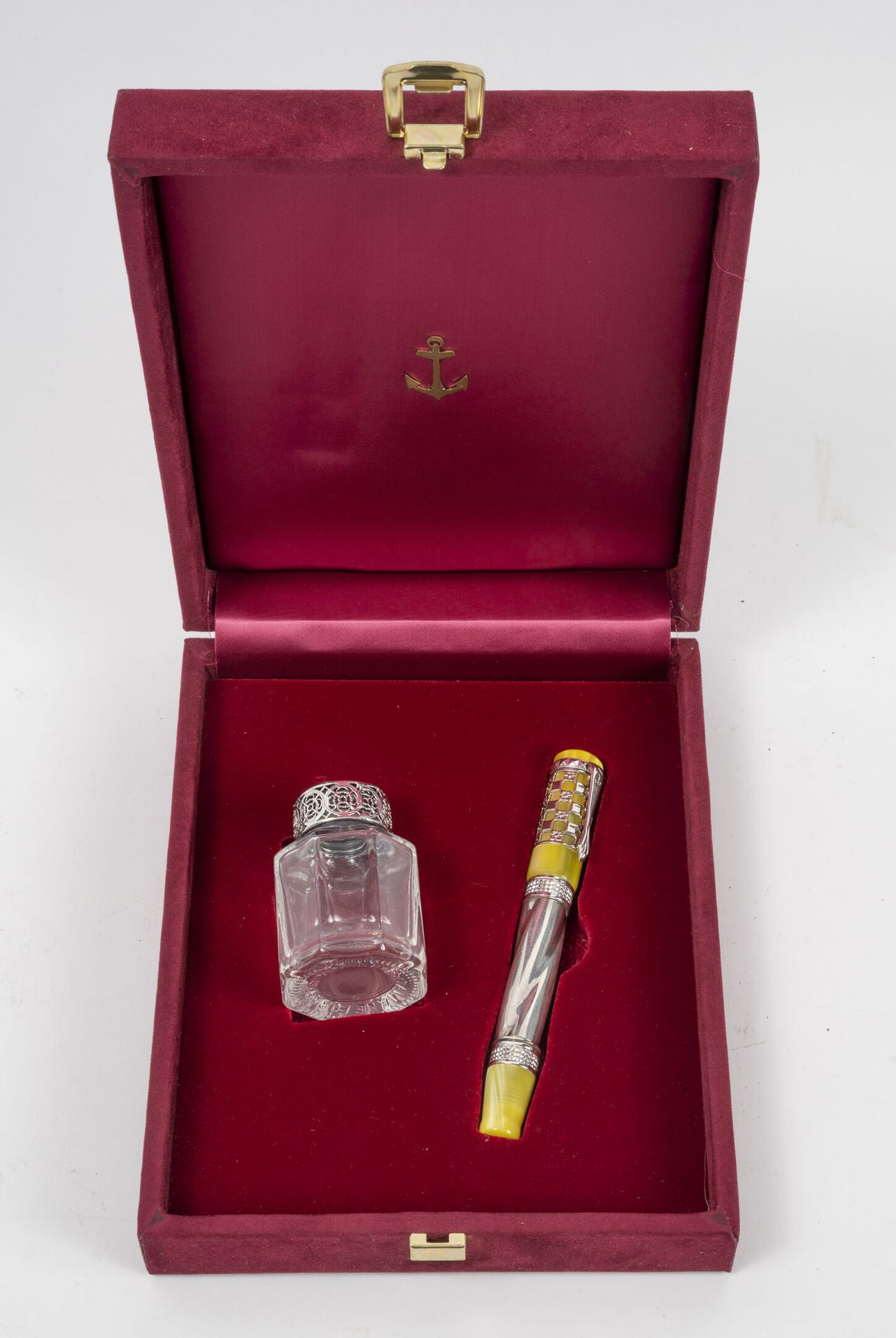 ANCORA 钢笔和墨水瓶。
白金钢笔（750）。根据CGI第524条之二b款的规定，免去印记（<3g.）。
玻璃墨水瓶。
高迪限量系列，2002年。
编号为1&hellip;