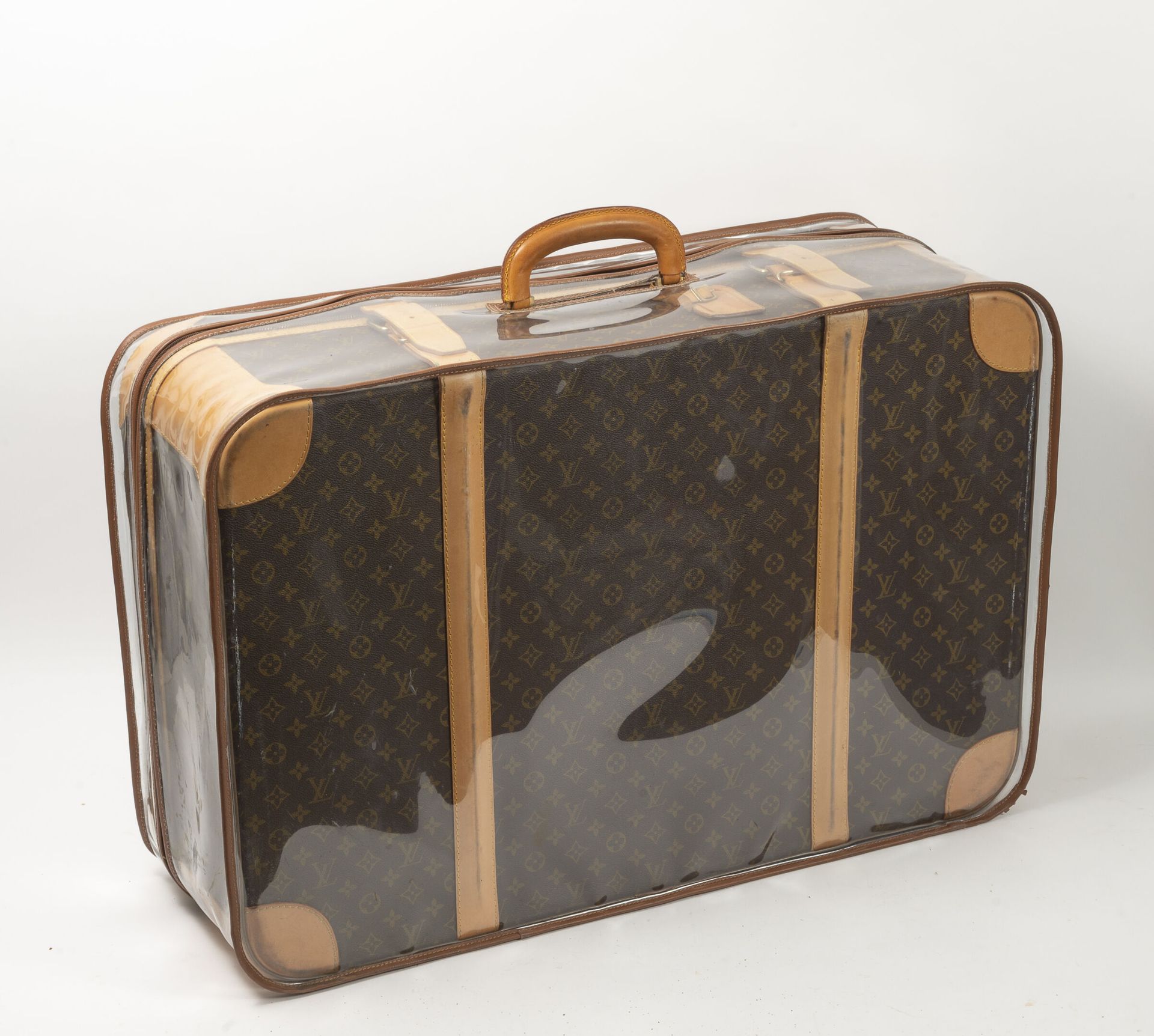 Louis VUITTON 半硬质Monogram帆布和天然皮革制成的行李箱。
米色帆布内饰，两个侧边贴袋和两条带子。
拉链封口。
52 x 10 x 24厘米&hellip;