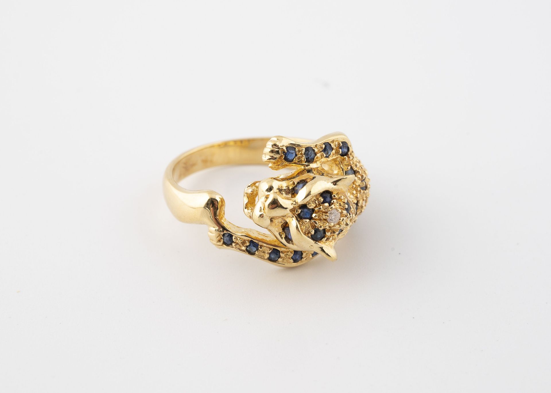 Null Bague panthère en or jaune (750), ornée de petits saphirs et diamants de ta&hellip;