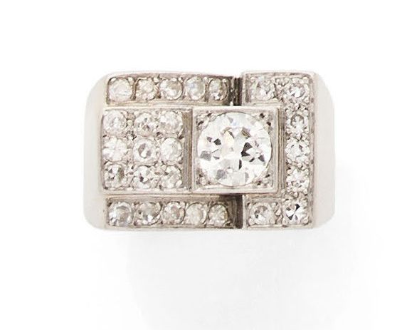 Null 一枚白金（750）罐式戒指，建筑式镶嵌，铺有八分之一的钻石，中心是一颗较大的老式切割钻石，采用种子镶嵌。
约1935-40年。
毛重10.9克。- 手&hellip;