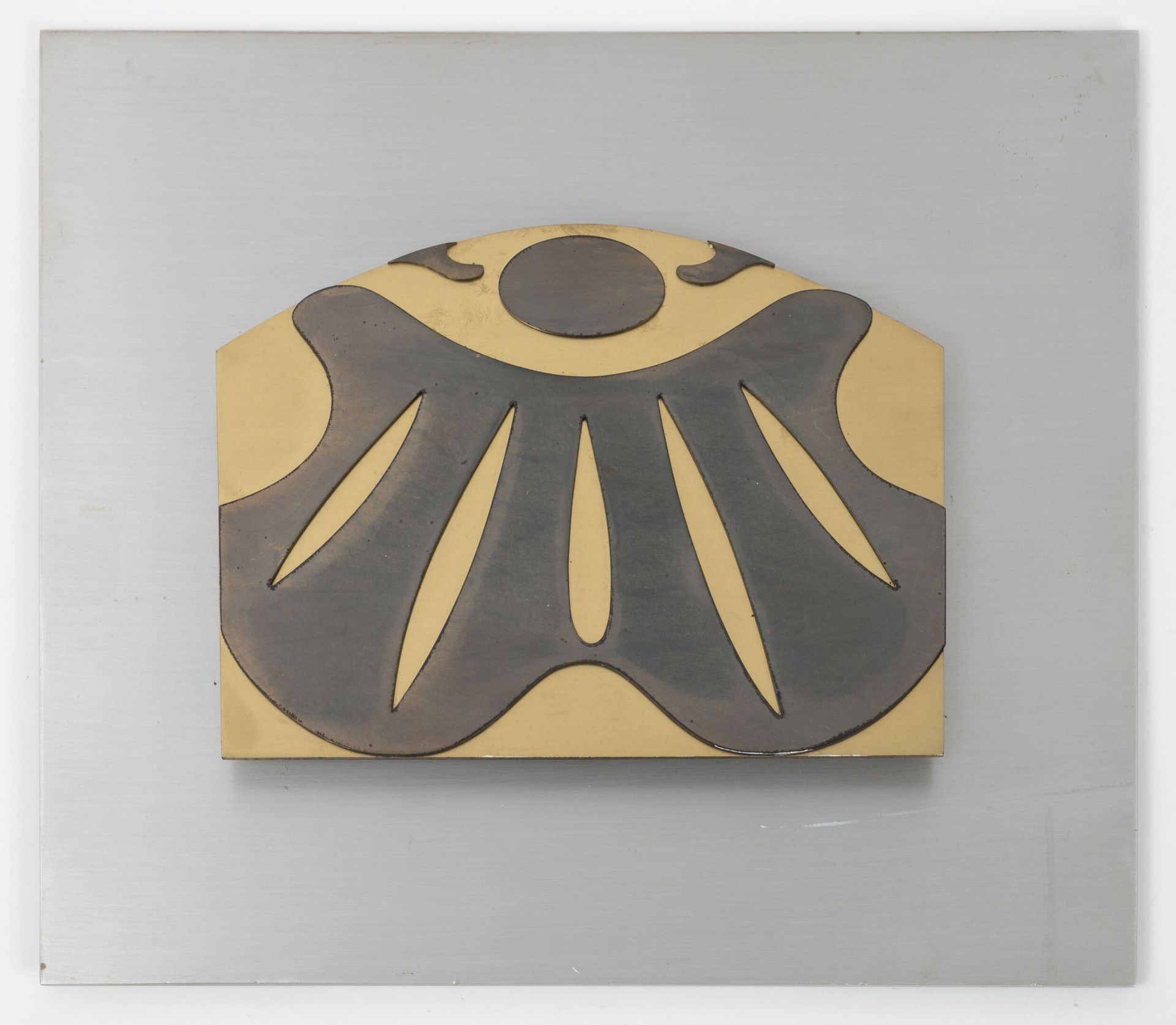 Jean LEGROS (1917-1981) 浮雕，约1970年。
黄铜，镀金黄铜和铝。
无符号。
24.5 x 28 cm。
刮痕、氧化和小摩擦。