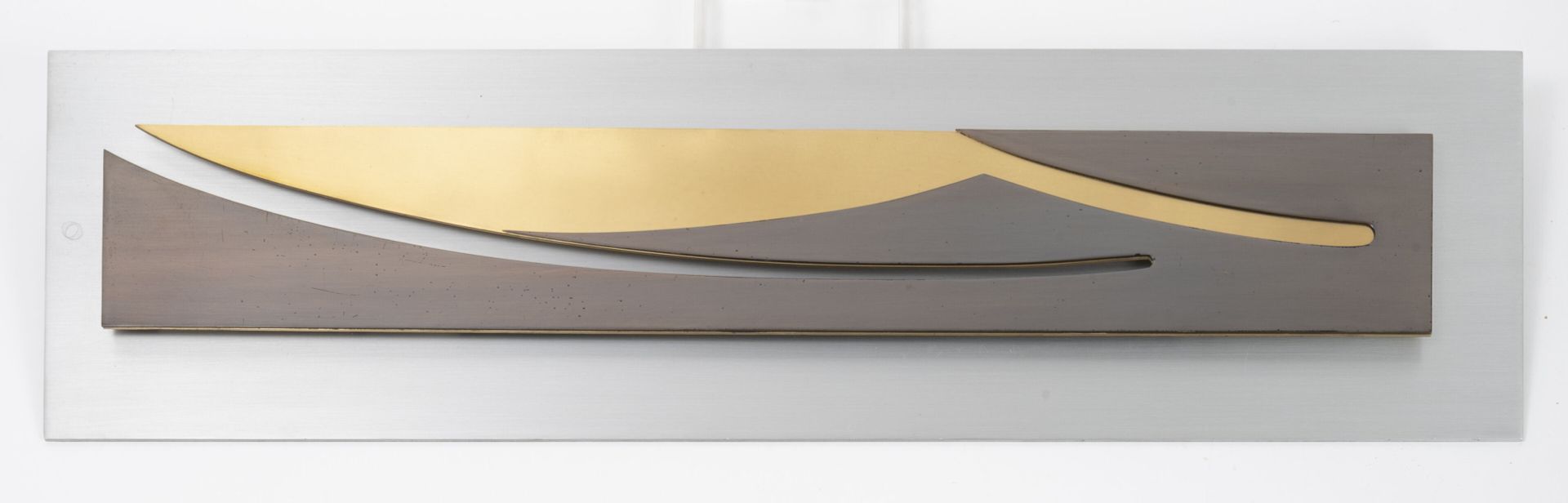Jean LEGROS (1917-1981) 浮雕，约1970年。
黄铜，镀金黄铜和铝。
无符号。
19,5 x 72 厘米。
小的划痕。