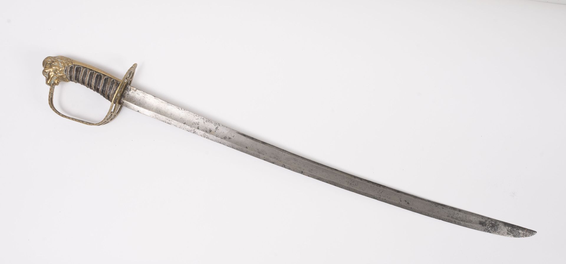 FRANCE, fin du XVIIIème siècle ou époque révolutionnaire 官员的 "小蒙莫朗西 "型军刀。
鎏金黄铜剑柄&hellip;