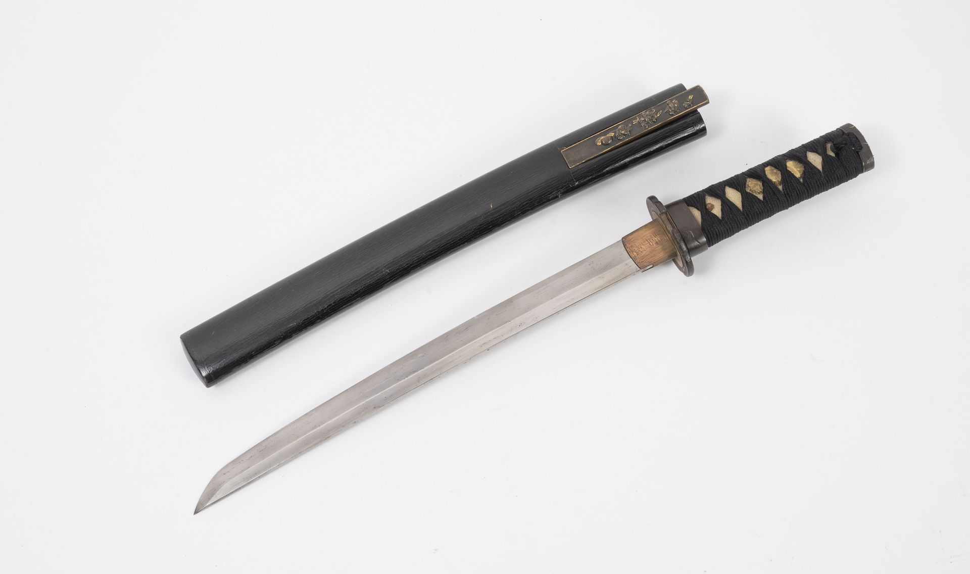 JAPON, XIXème siècle TANTO
30 cm lange Shinogi-zukuri-Klinge, Ô-suriage, 1 mekug&hellip;