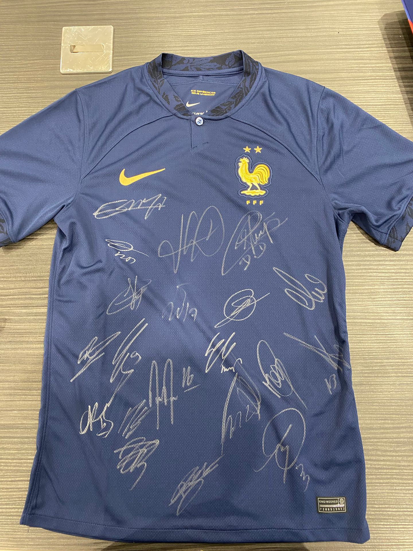 Maillot de l’équipe de France, coupe du monde 2022 signé par tous les joueurs. T&hellip;