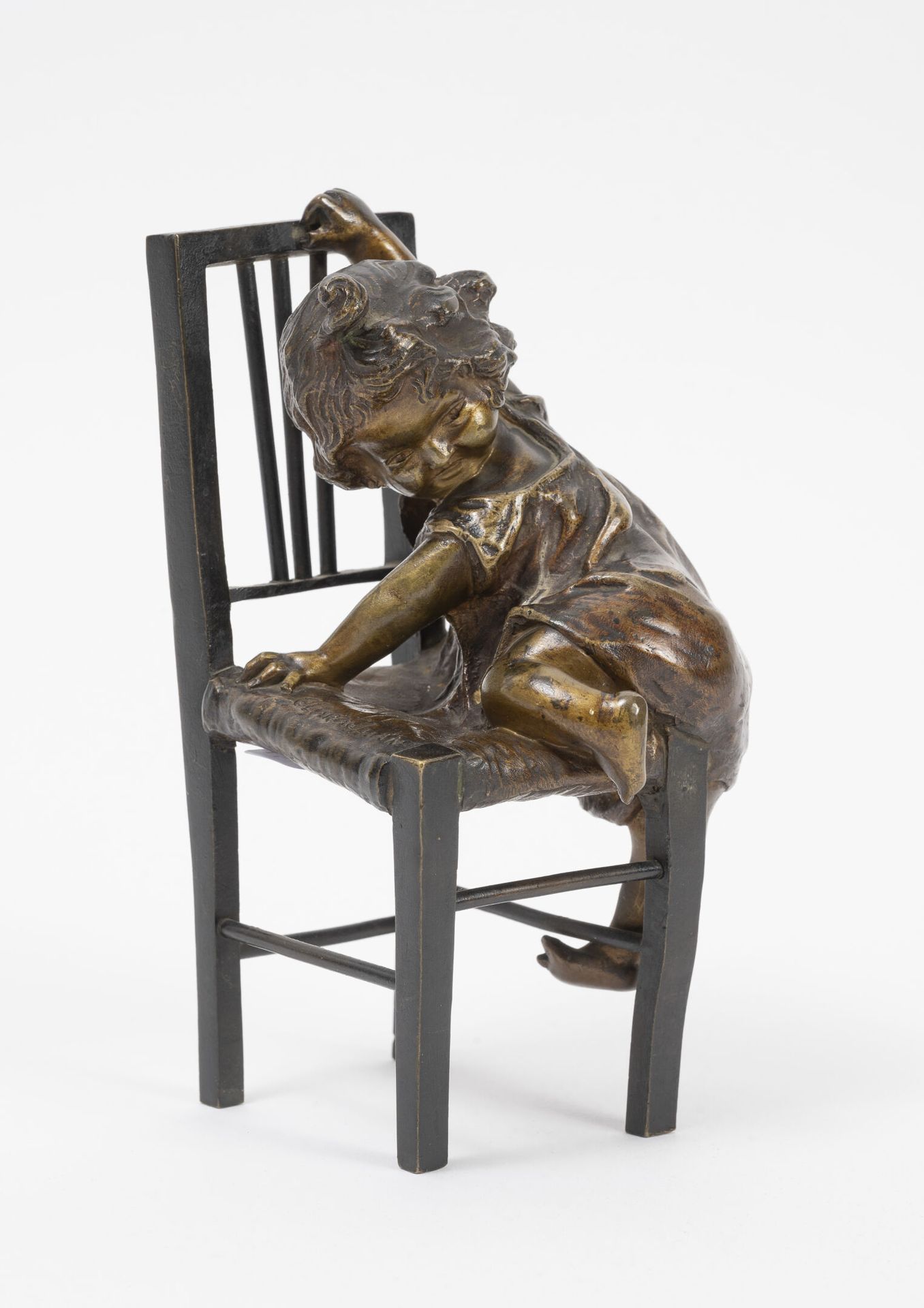 Juan CLARA AYATS (1875-1958) 拿着椅子的女孩。
青铜证明，带有细微的奖章铜锈。
椅座上有签名，背面有 "AG巴黎 "印章。
H.16&hellip;
