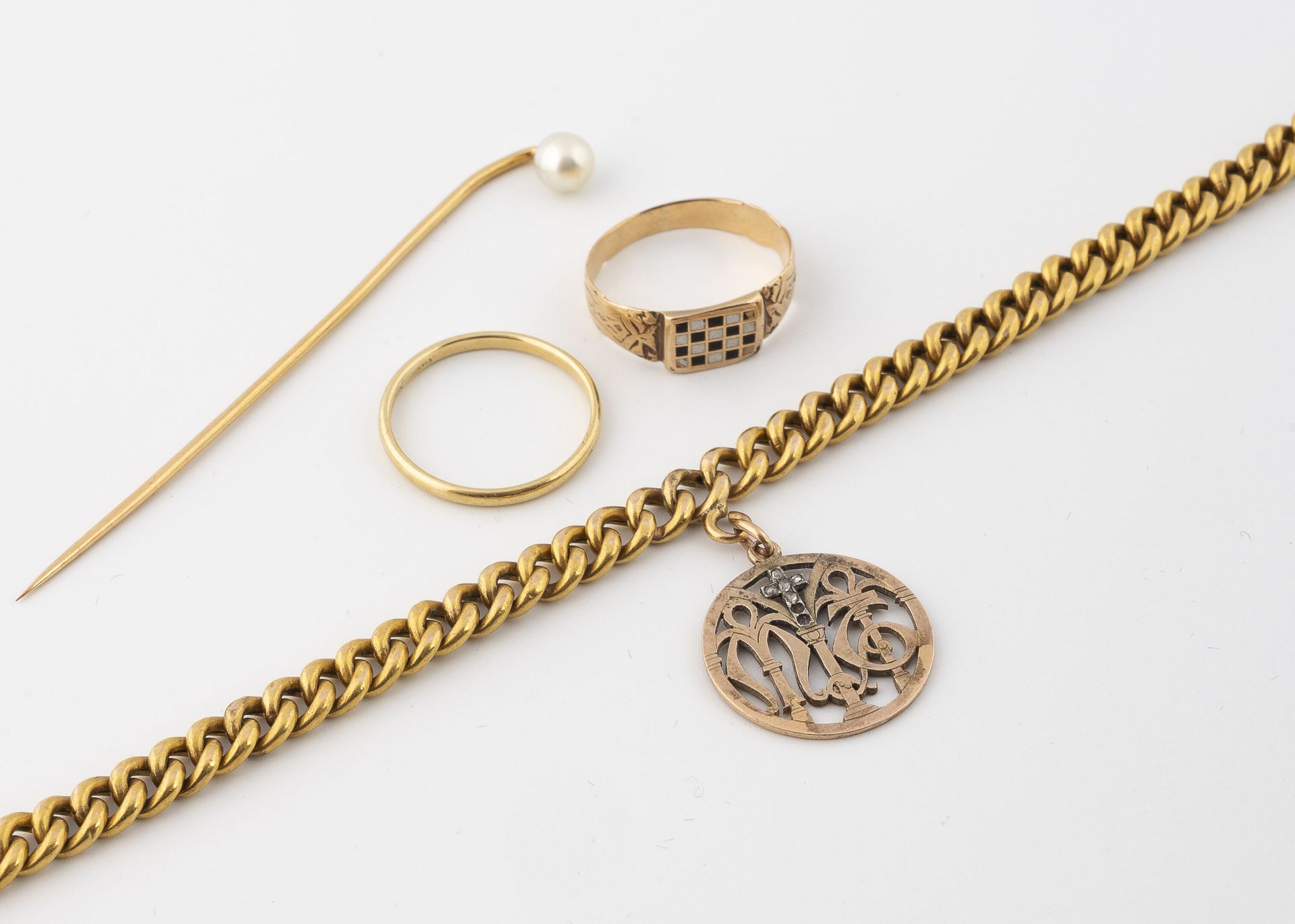 Null 黄金（750）拍品包括两个戒指、一个手镯和一个镶有珍珠的针。
总重量：14.6克。
变形和划痕。