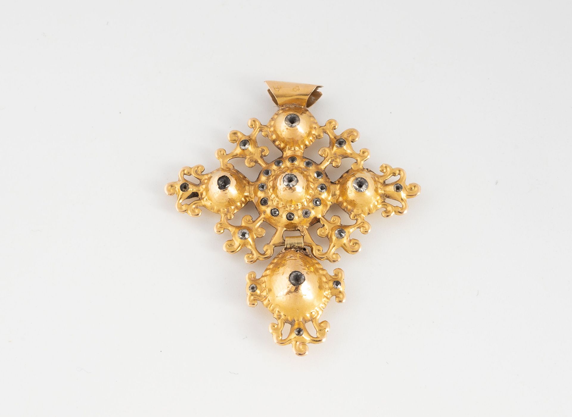 Null 黄金(750)区域性十字架吊坠，圆顶宝石镶嵌在叶状物上。 
北加莱海峡，1819-1838。 
毛重：4.2克 - 高度：4.7厘米。 
磨损，轻微变&hellip;