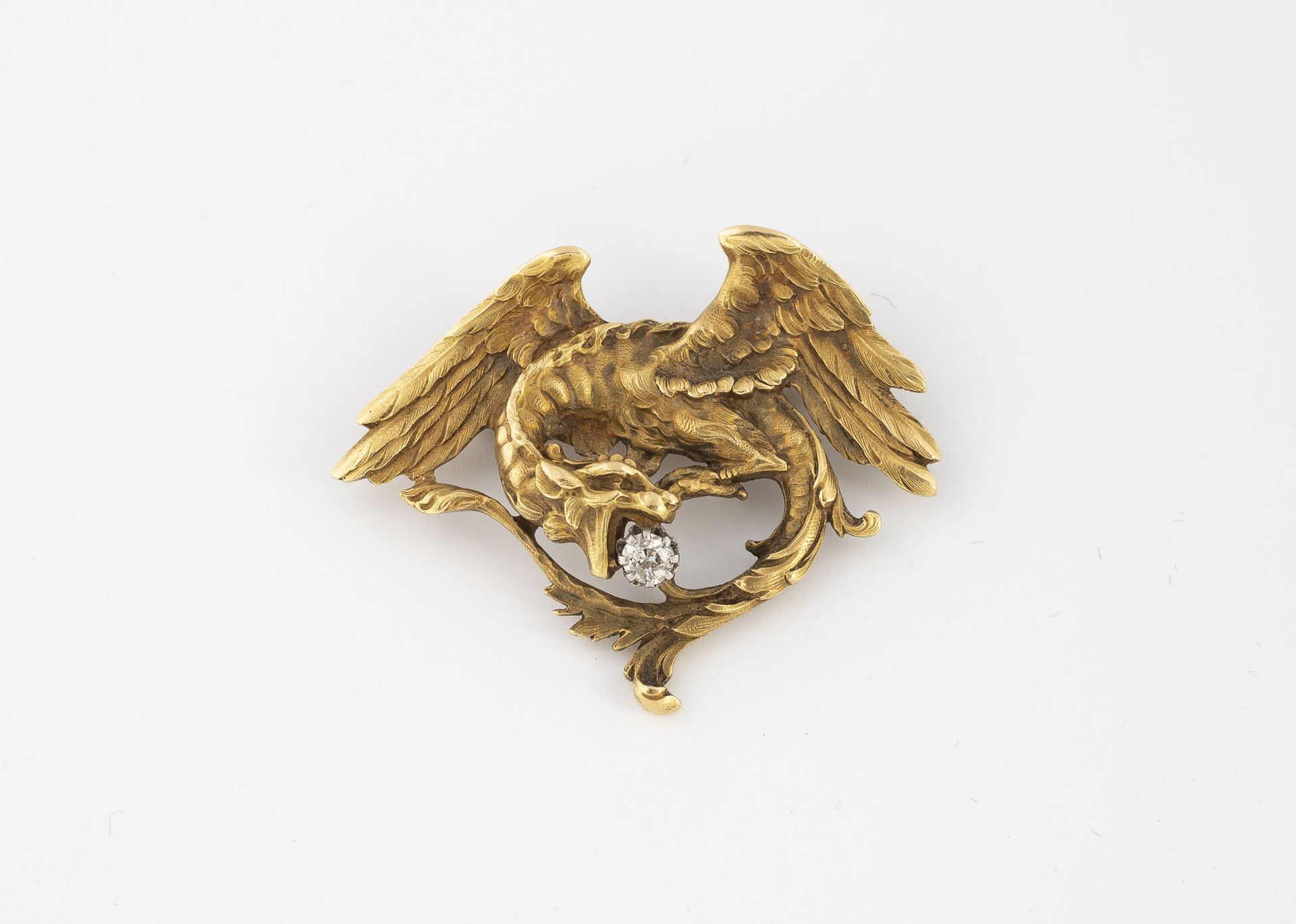 Null 一枚黄金（750）和铂金（850）吊坠胸针，上面有一个奇美拉嘴里叼着一颗小型明亮式切割钻石。 
H.3.3厘米 - 毛重：15.6克。