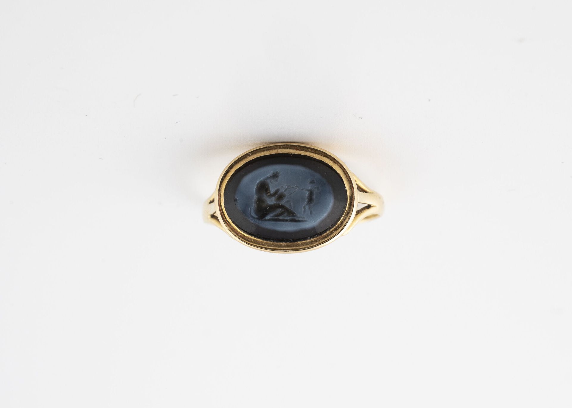 Null 黄金（750）戒指，镶嵌有玛瑙上的古老凹印。
毛重：2.6克。- 手指尺寸：56。
切割。有划痕。