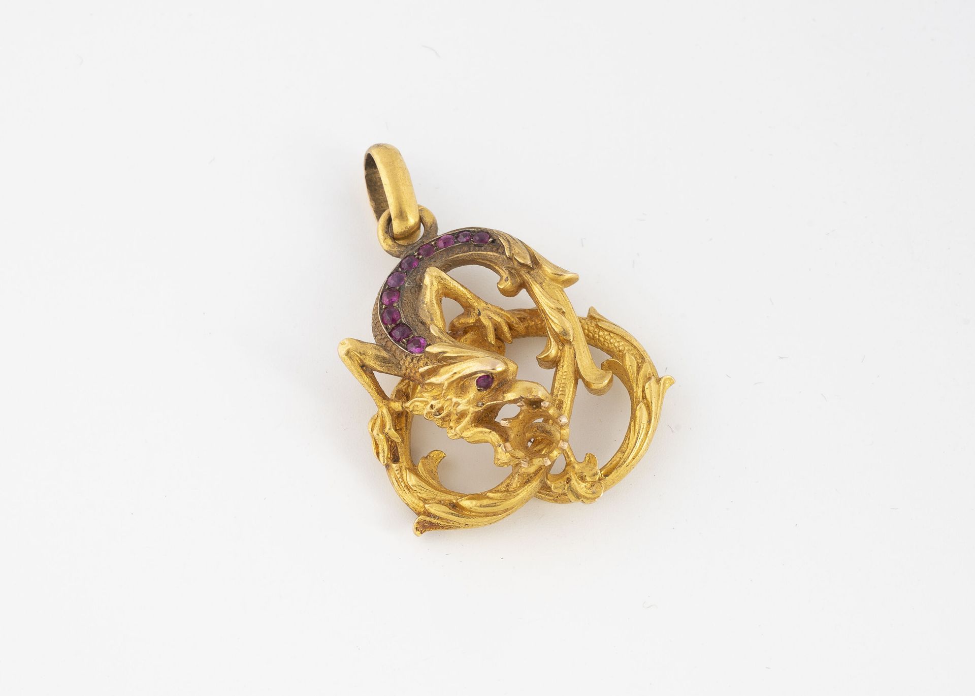 Null Yellow gold (750) pendant with a coiled dragon punctuated with small calibr&hellip;