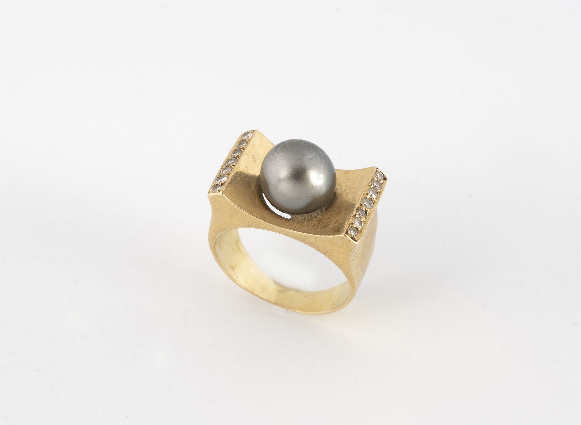 Null Tank ring in yellow gold 750 set with a cultured pearl (reported?) and two &hellip;