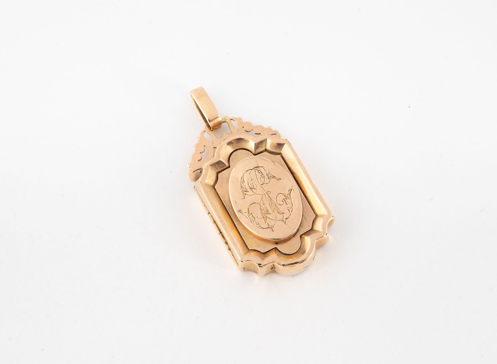 Null Yellow gold (750) pendant with a coat of arms, engraved.
Gross weight : 11,&hellip;