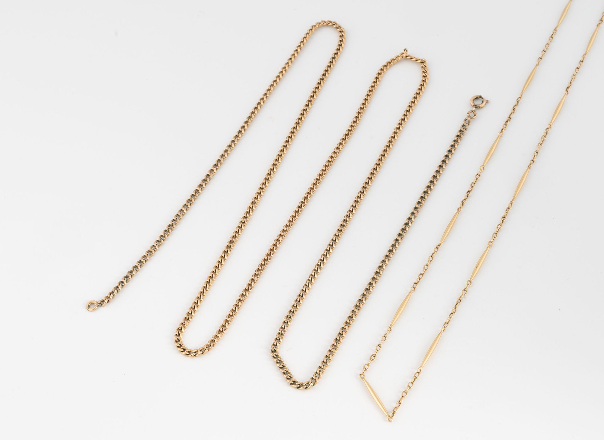Null 黄K金（750）链条，有forçat和拉长的链接。
重量：6.1克。- 长43厘米。
附带的: 
一条鎏金金属链。
