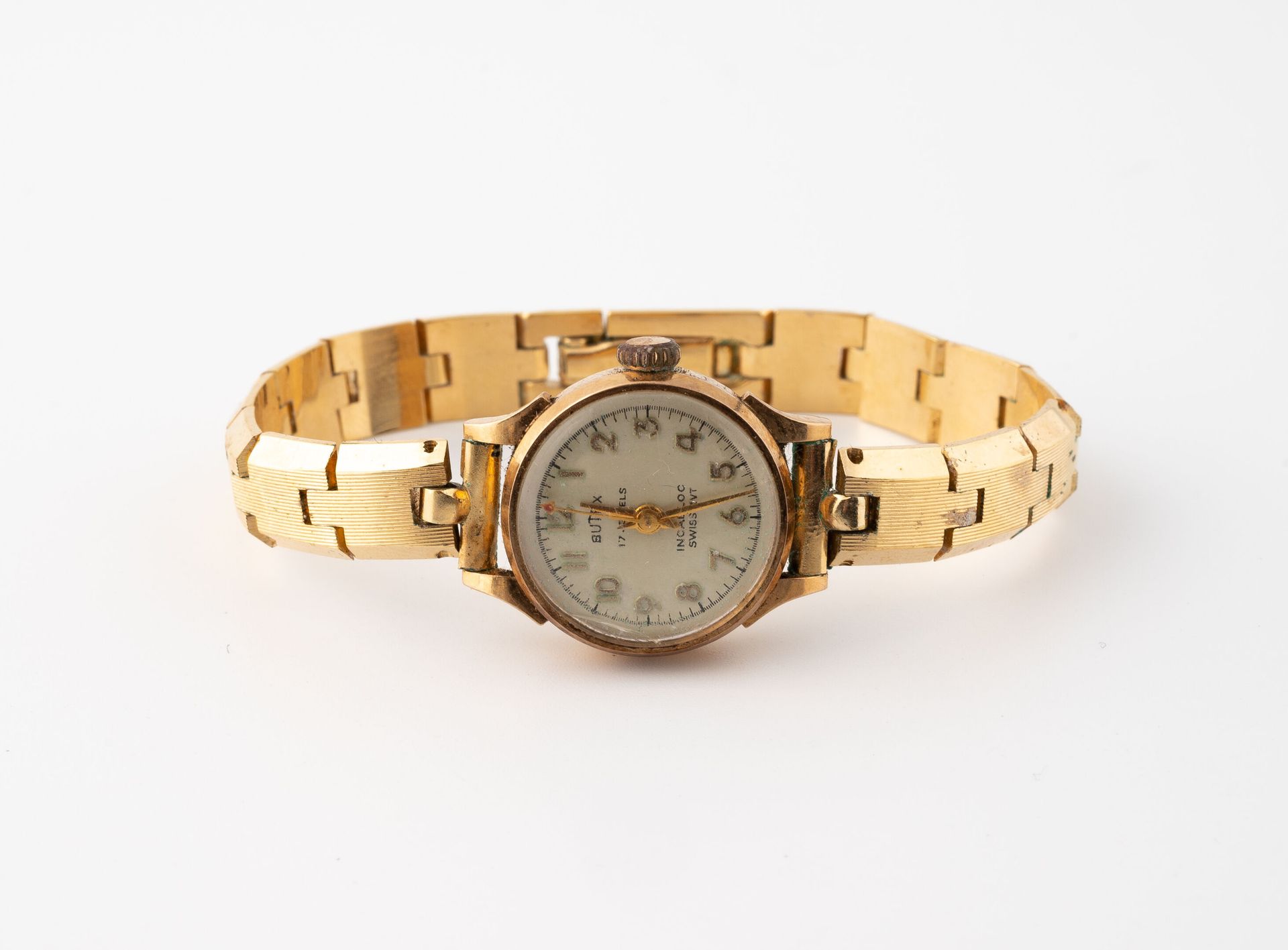 BUTEX 女士腕表。
黄金（750）圆形表壳。
鎏金表盘，签名与应用罗马数字的小时。
夹式表背。
镀金铰接式链节表带。 
总重量：25.1克。
表壳尺寸：20&hellip;