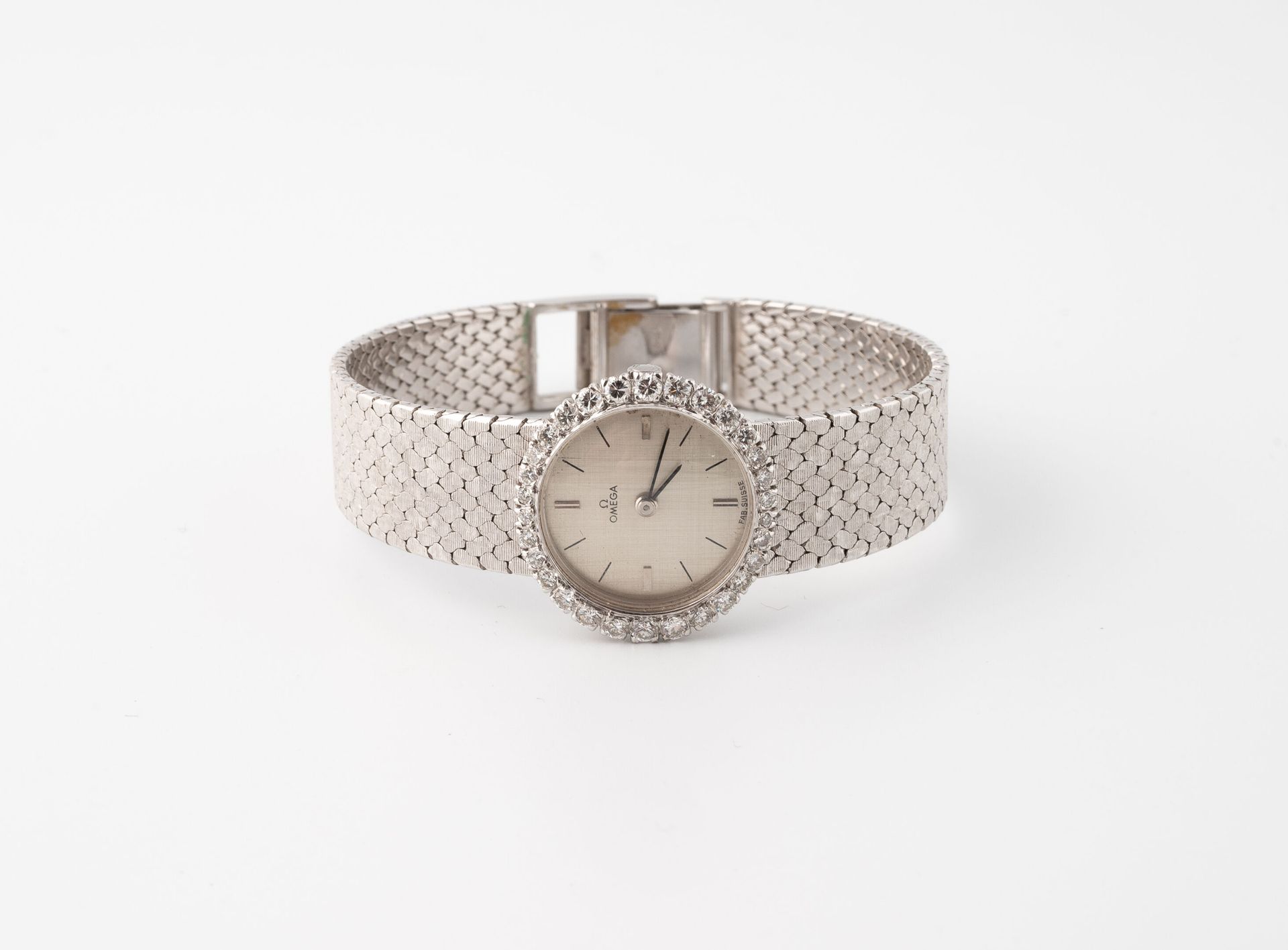 OMEGA Montre de dame en or gris (750).
Boîtier rond à lunette parée de petits di&hellip;