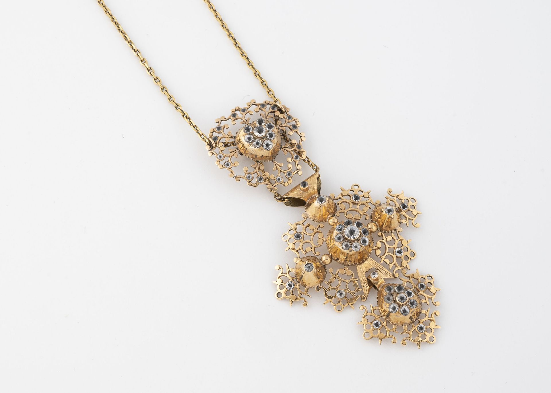 Null 金属项链，手持黄金（750）诺曼底十字架，上面装饰着镂空的卷轴，并以封闭式镶嵌的白色宝石作为点缀。 
法国作品，18世纪末至19世纪初。
毛重：18.&hellip;