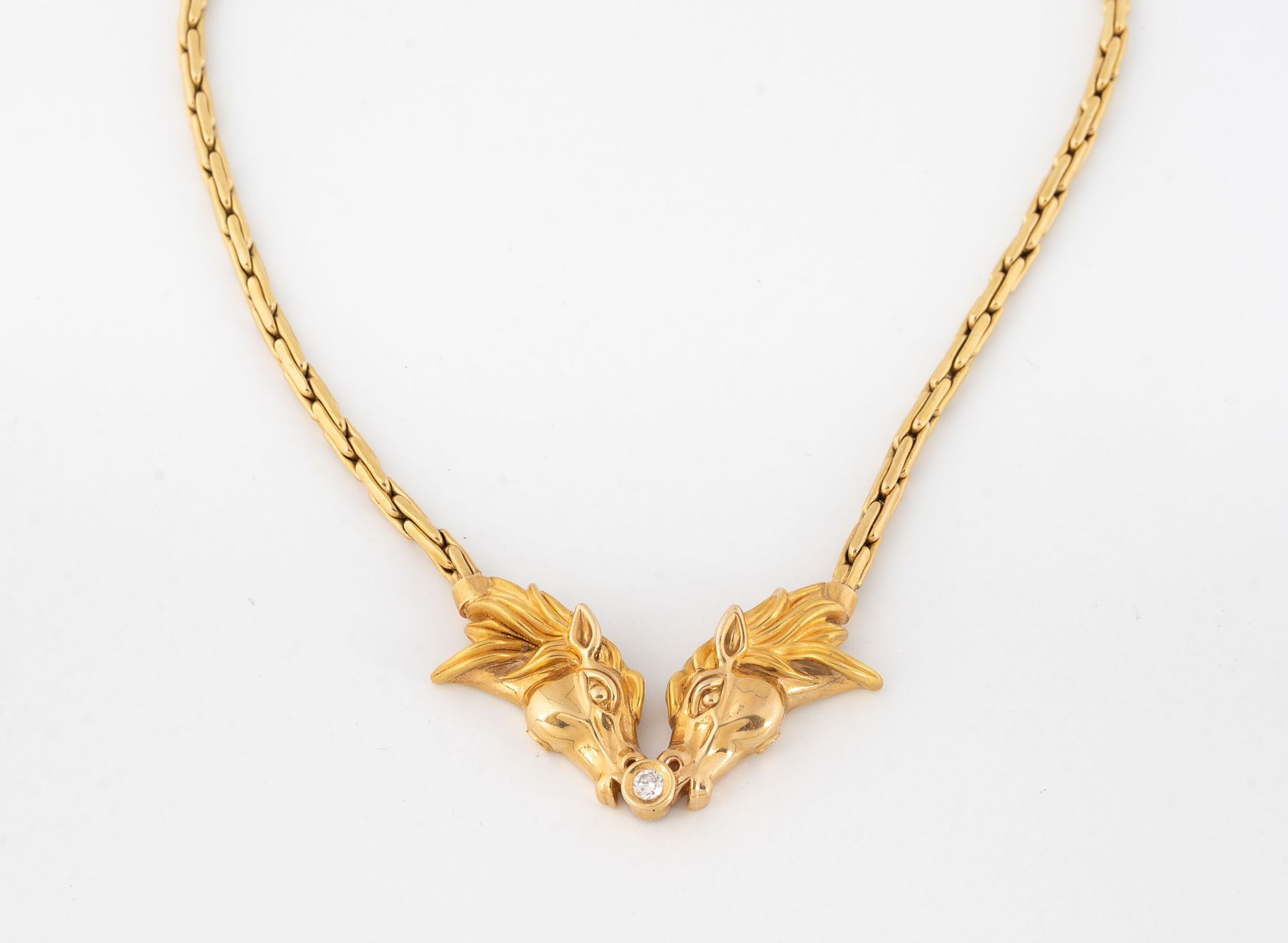 Null Collar de oro amarillo (750) con cadena trenzada que sostiene dos cabezas d&hellip;