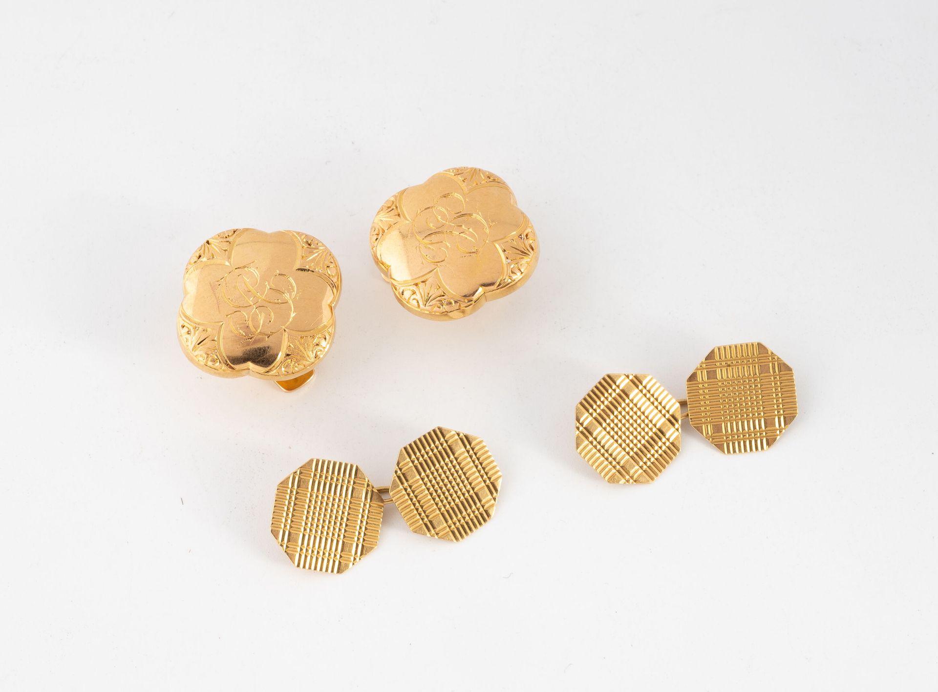 Null Lote de dos pares de gemelos de oro (750). Uno octogonal con decoración de &hellip;