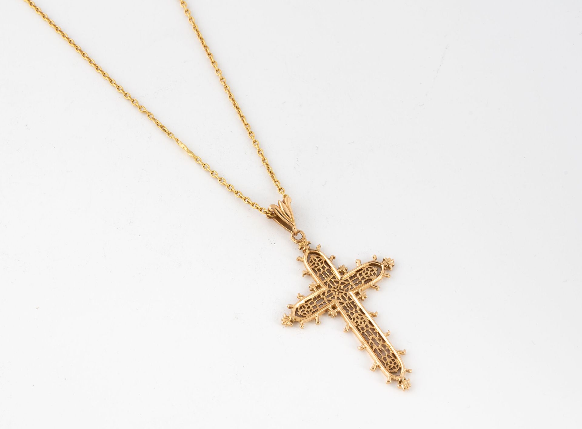 Null 黄金（750）丝状十字架和黄金（750）链。 
镀金(925)表扣。
毛重：7.35克。- 链长：42厘米 - 十字架高：4厘米
链条的修复情况。