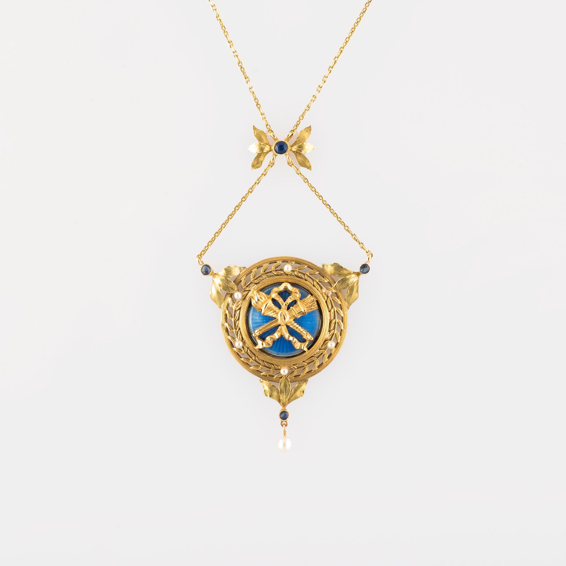 Null 黄K金（750）项链，有一个forçat链接，上面有一个小的月桂叶蝴蝶结图案和一个以爱的奖杯为中心的奖章，背景是叶子楣上的珐琅扭索纹，最后有一个小珍珠&hellip;