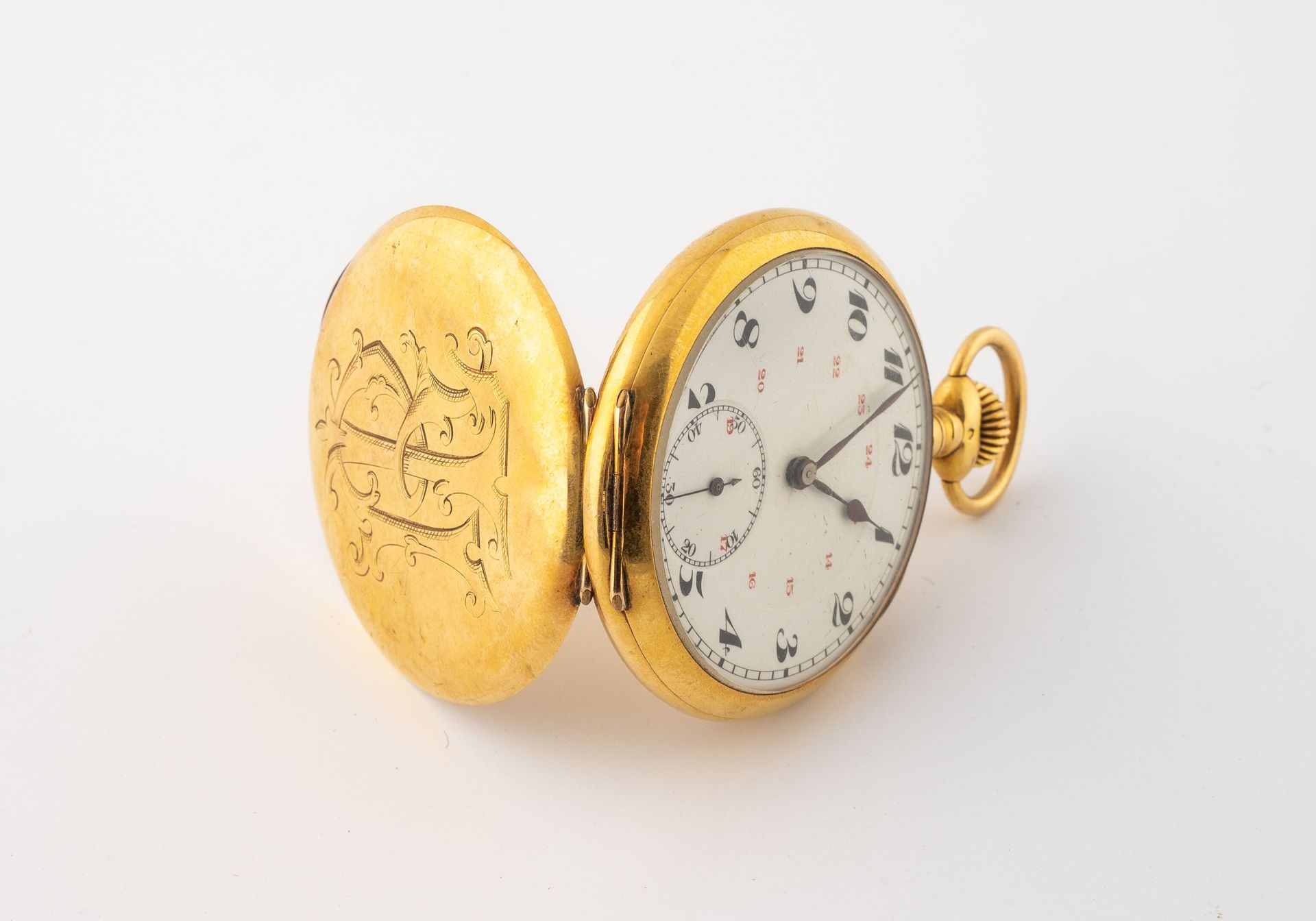 Null Taschenuhr aus Gelbgold (750).
Hinterer Deckel mit eingravierter Ziffer L.R&hellip;
