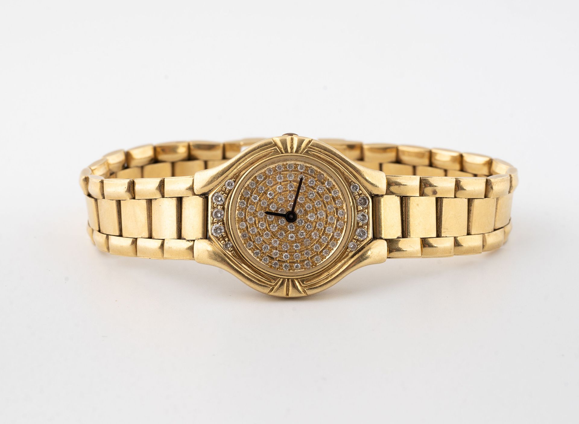 Null Montre bracelet de dame en or jaune (750). 
Boitier rond à cadran et lunett&hellip;