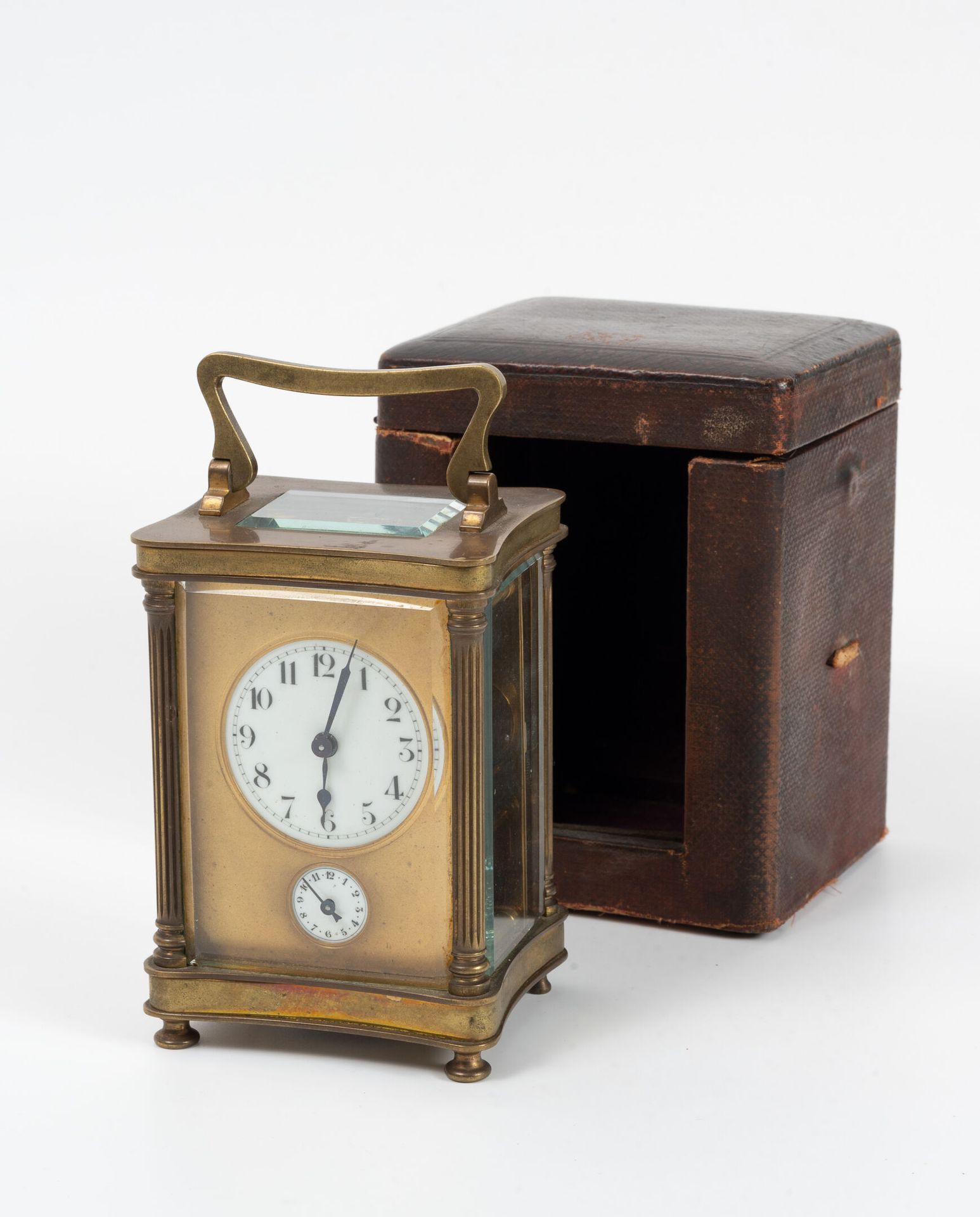 Null Officer's clock in brass. 
Rectangular cage with four glazed sides flanked &hellip;