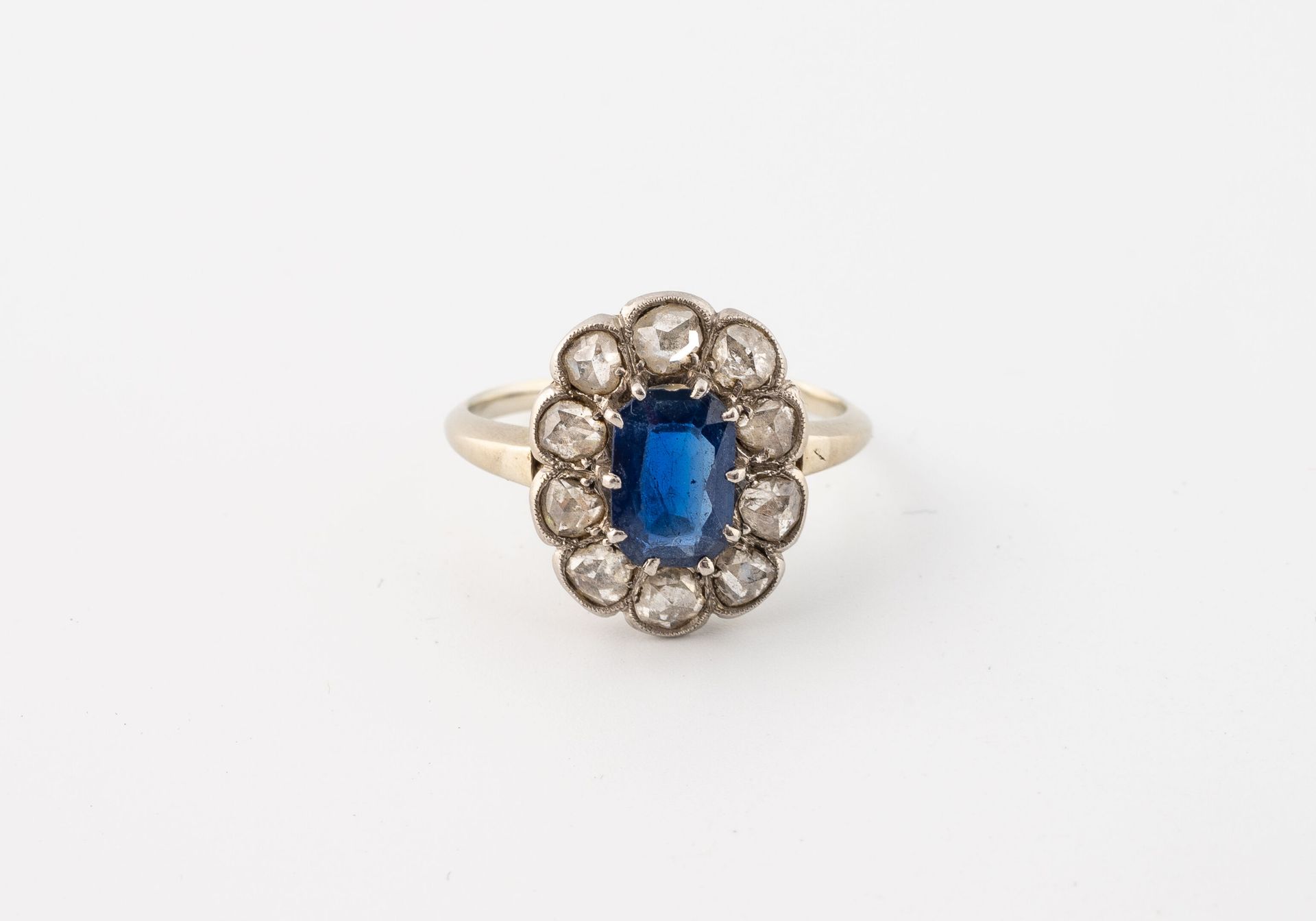 Null 白金（750）和铂金（850）戒指，以玫瑰色的合成蓝宝石为中心。 
毛重：3.5克 - 手指尺寸：56。
划痕和擦伤。