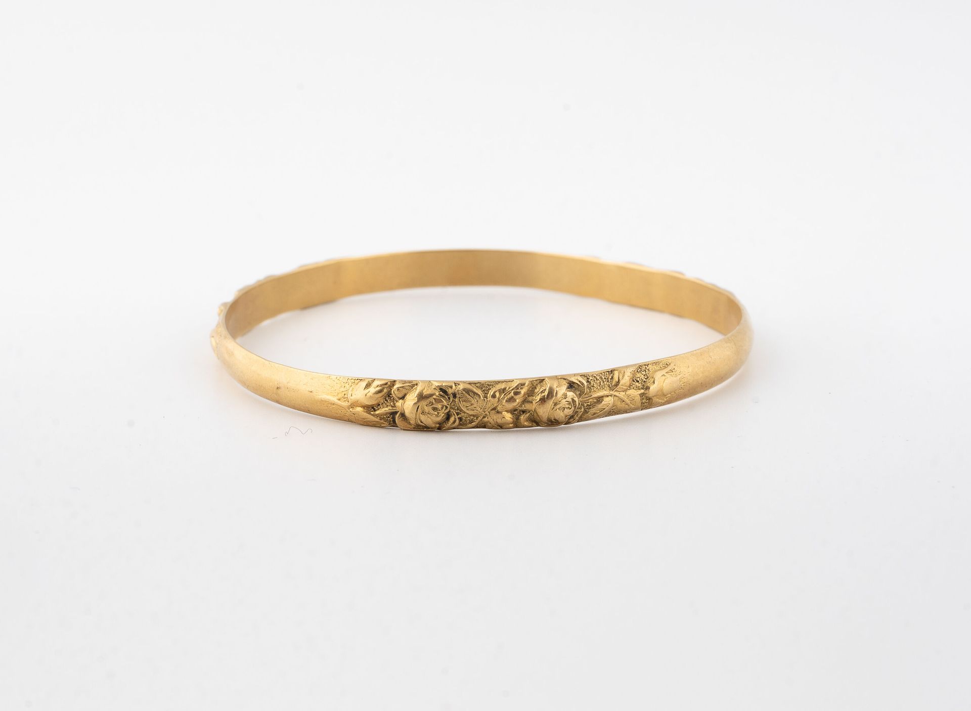 Null Bracelet jonc en or jaune (750) à motifs de roses branchées.
Poids : 21,9 g&hellip;