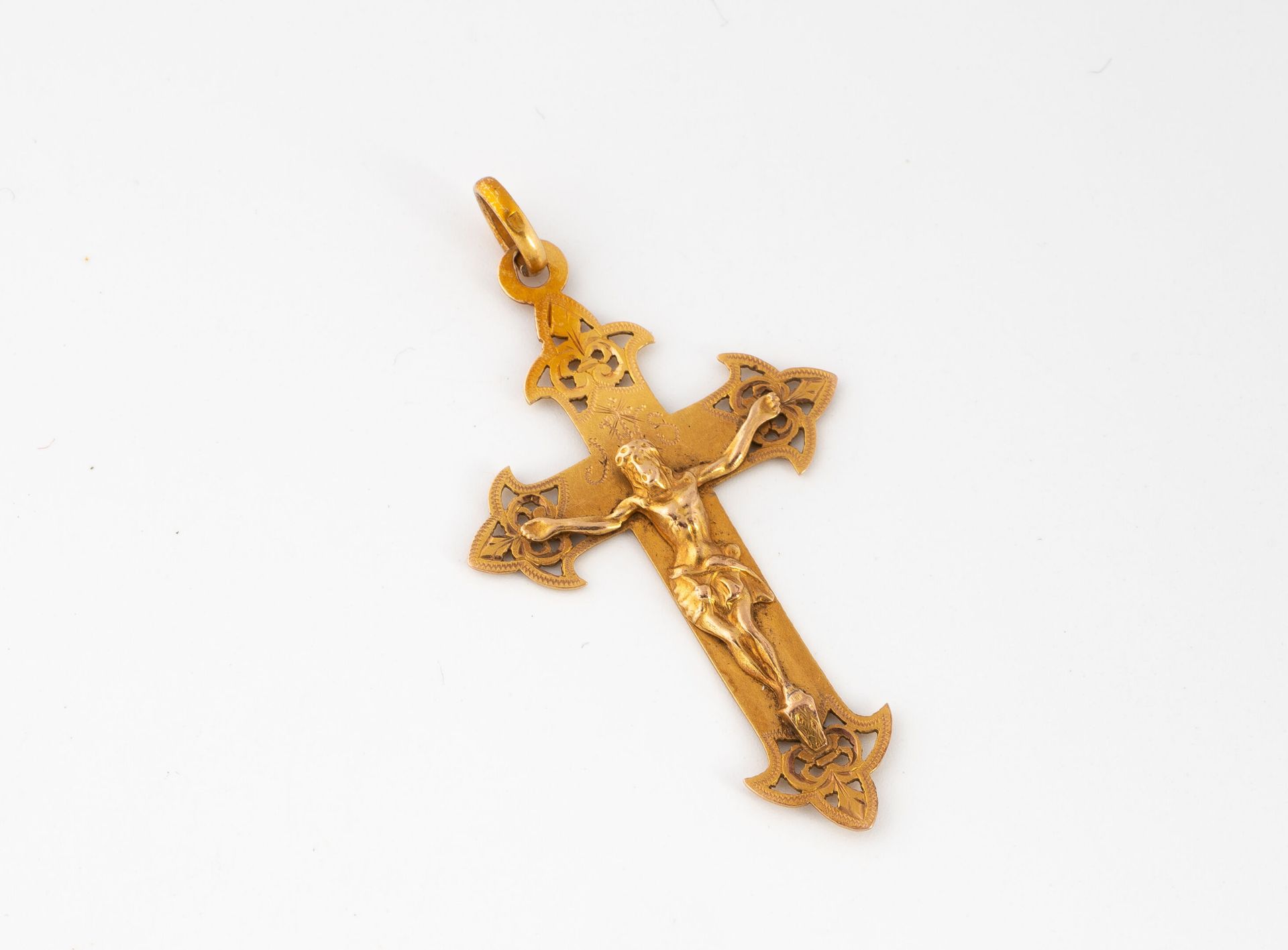 Null 黄K金（750）十字架吊坠。
重量：3.0克。- 高约4.5厘米。
有划痕和轻微变形。