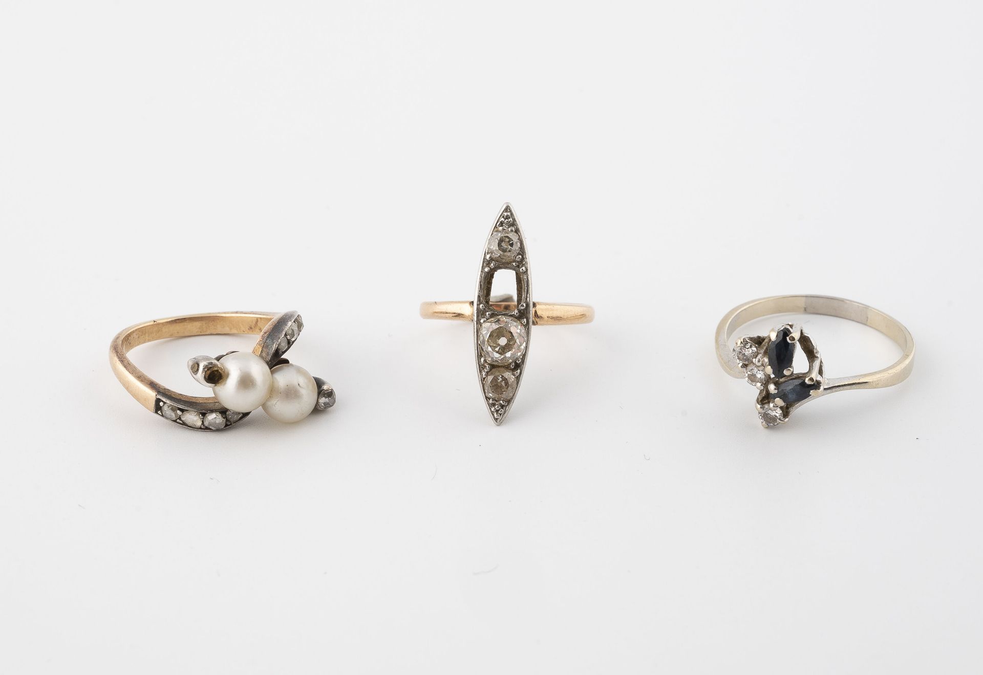 Null Lote de tres anillos:
-Uno en oro blanco (750) engastado con zafiros y pequ&hellip;