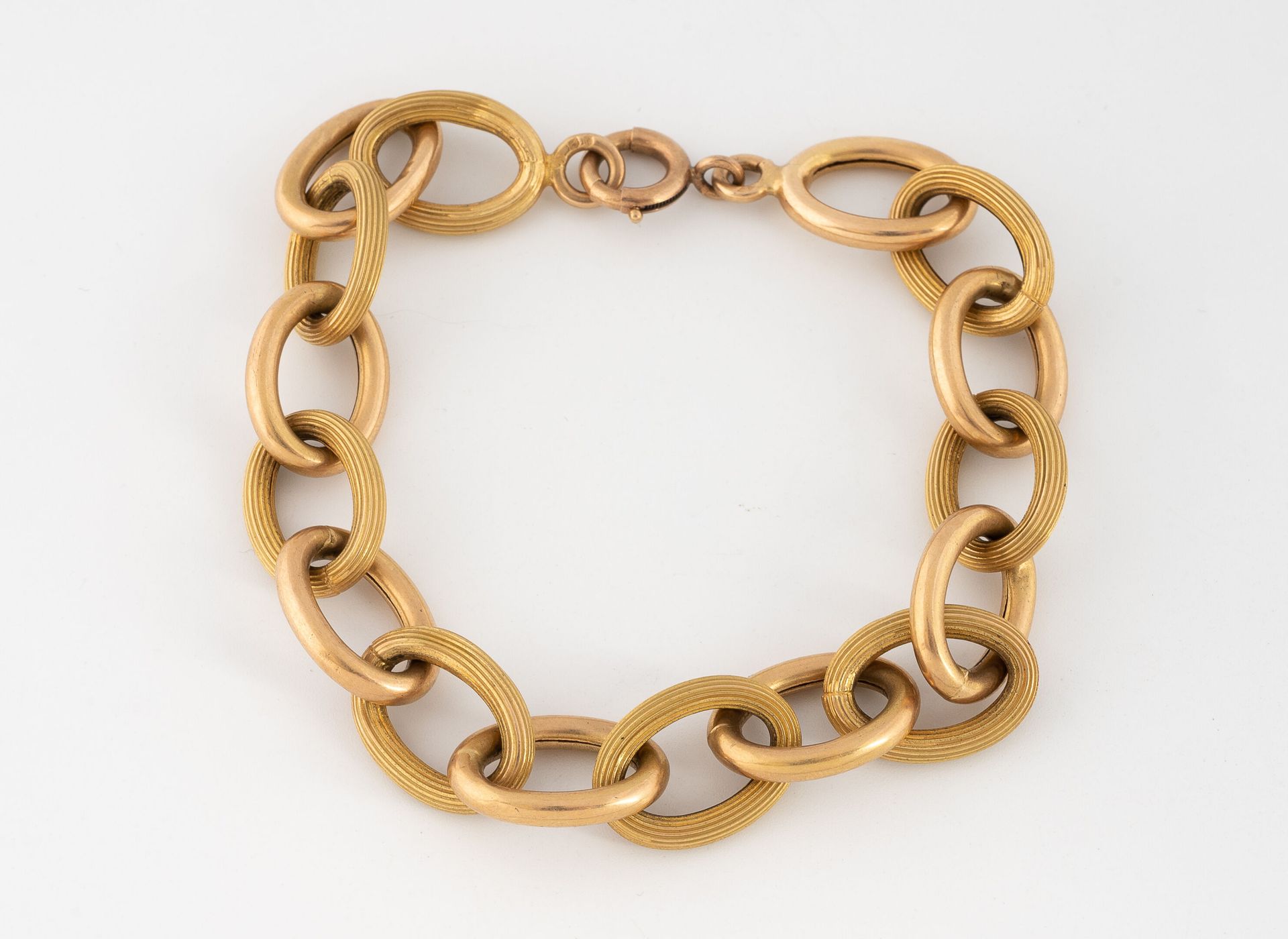 Null Yellow gold bracelet (750) with oval hollow mesh smooth and grooved.
Clasp &hellip;
