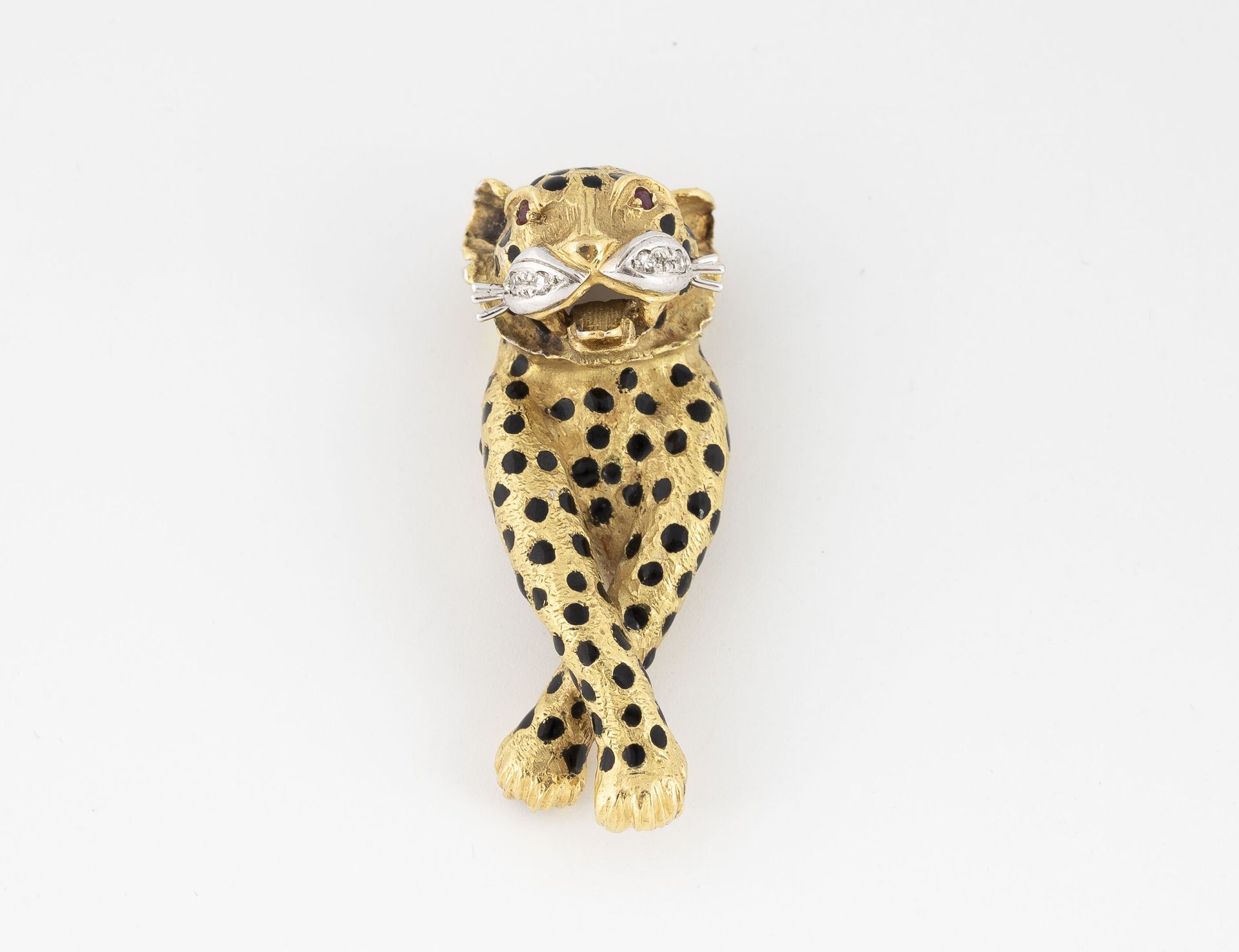 Null 黄金（750）豹子吊坠。被毛上有黑色的斑点，眼睛镶嵌着两颗小红宝石，嘴里镶嵌着小钻石。 
毛重：17.1克 - 高度：4.1厘米。 
有划痕和擦伤。