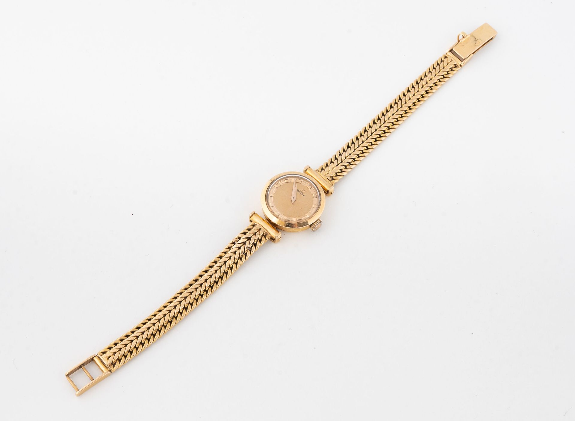 OMEGA Lady's wristwatch in yellow gold (750). 
Round case. Enameled gold dial, s&hellip;