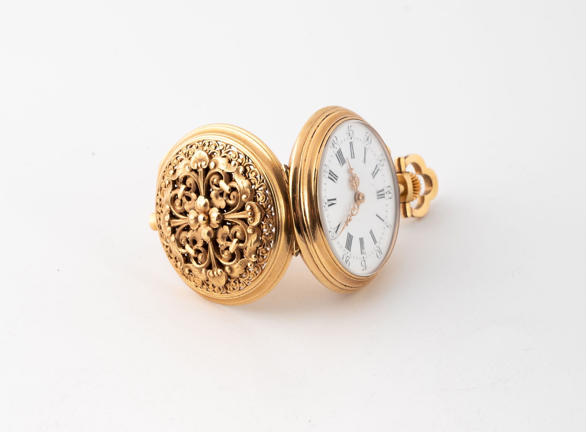 Null Pocket watch in yellow gold (750).
Back cover with rich decoration of leafy&hellip;