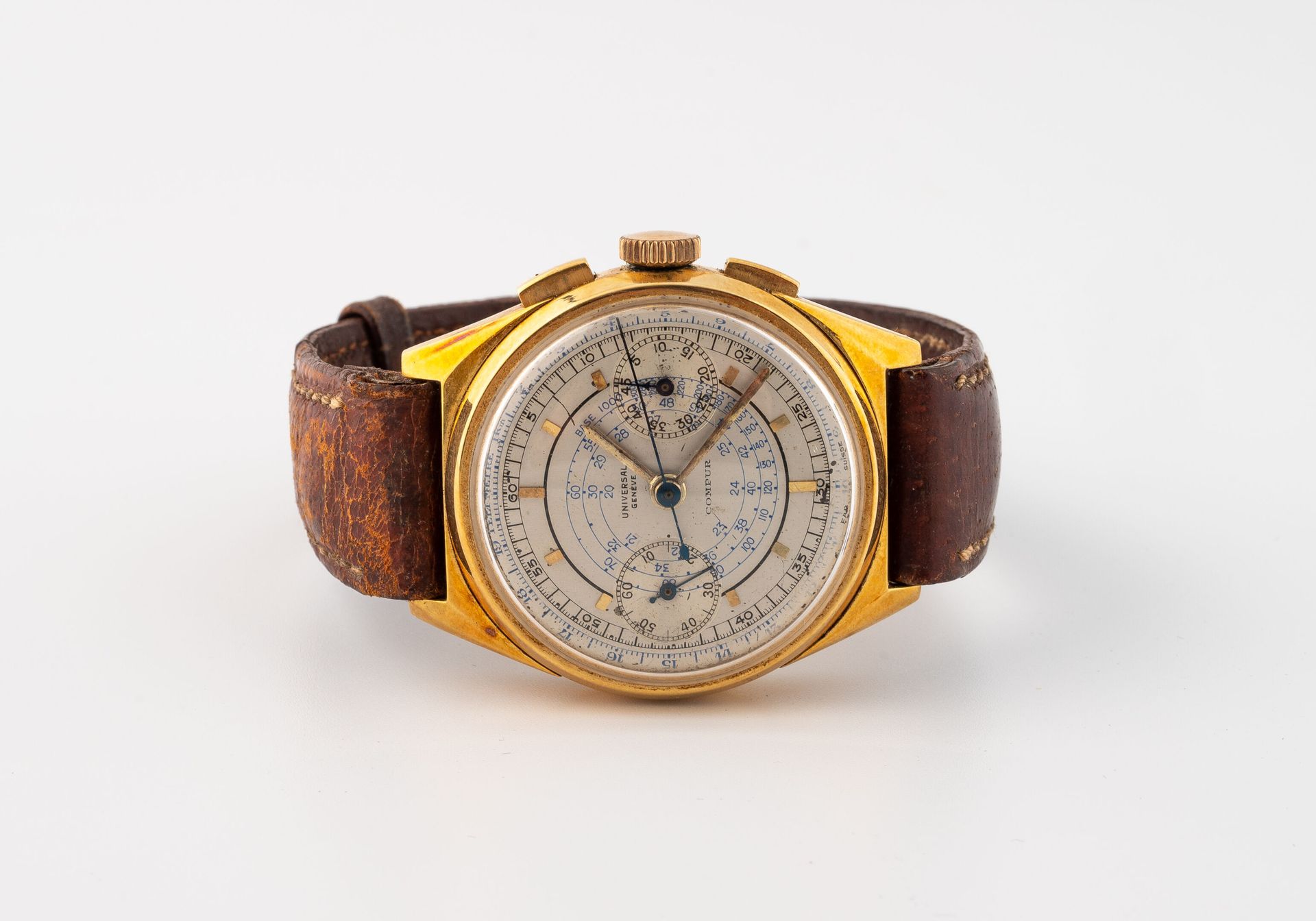 Universal Genève Compur 男士计时腕表，黄金（750）表壳。
白色表盘，阿拉伯数字。秒针位于9点钟位置。 
手动上链装置。
黄金（750）&hellip;